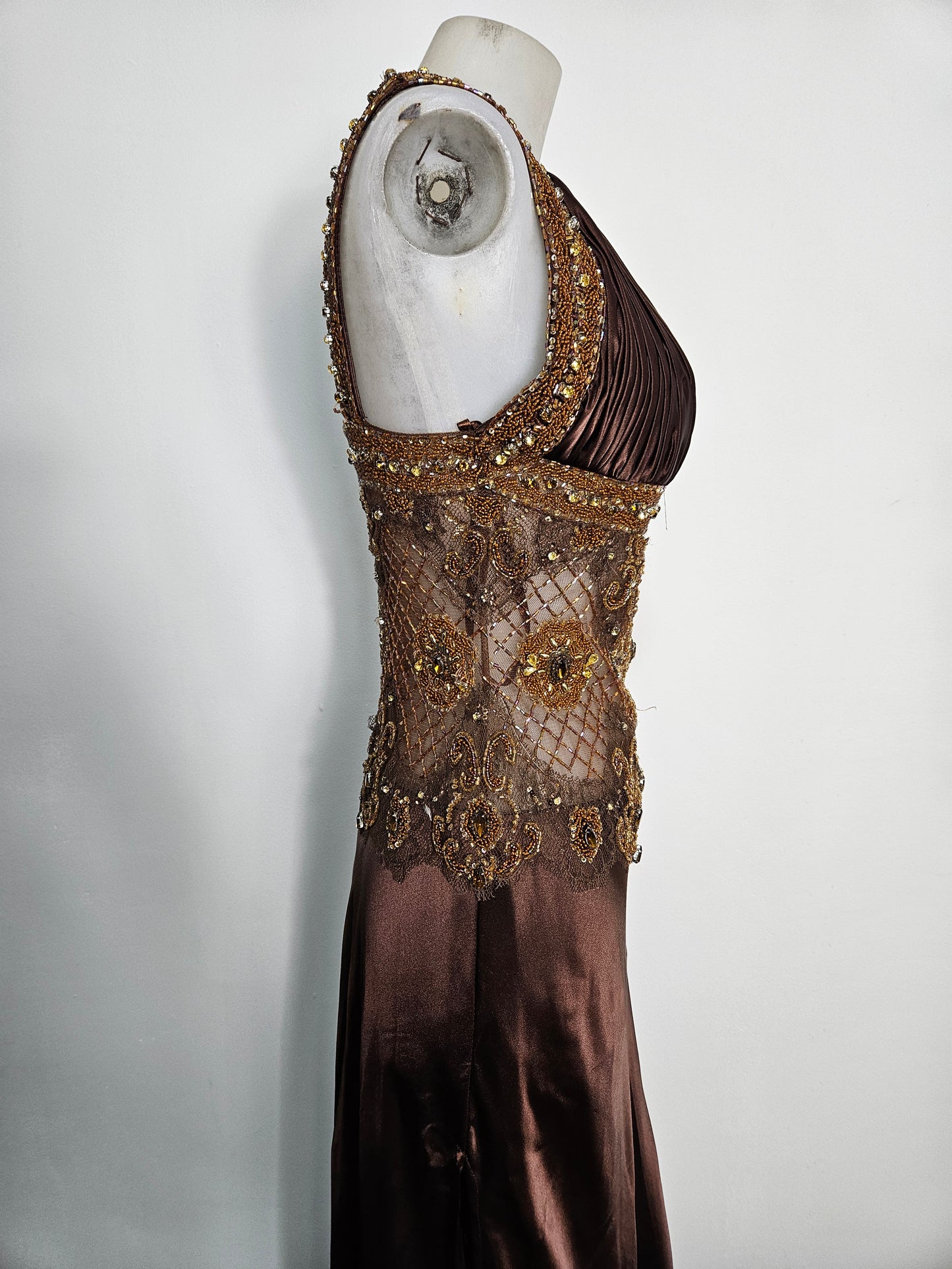 Vestido marrón de satén y perlas.