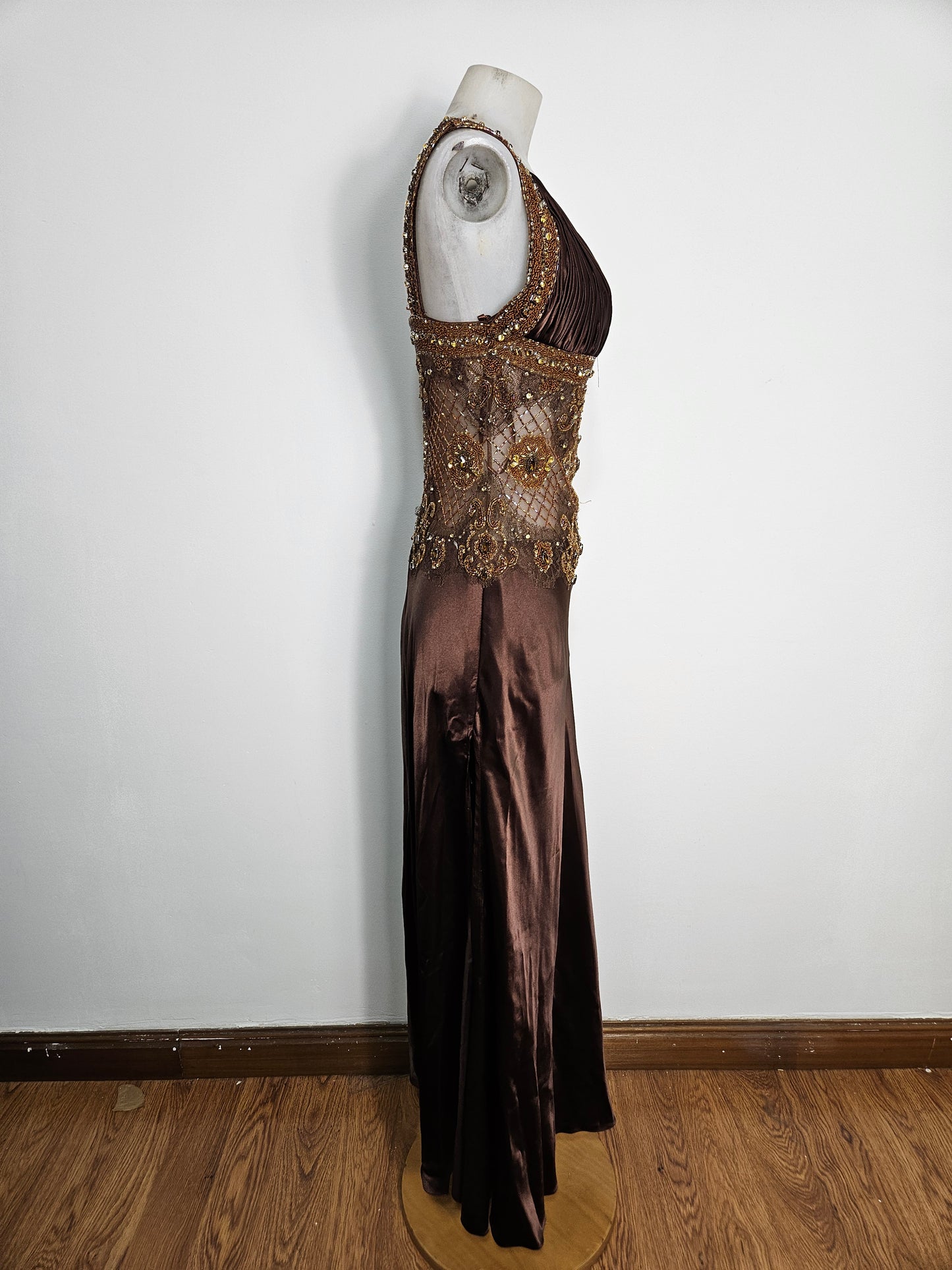 Vestido marrón de satén y perlas.