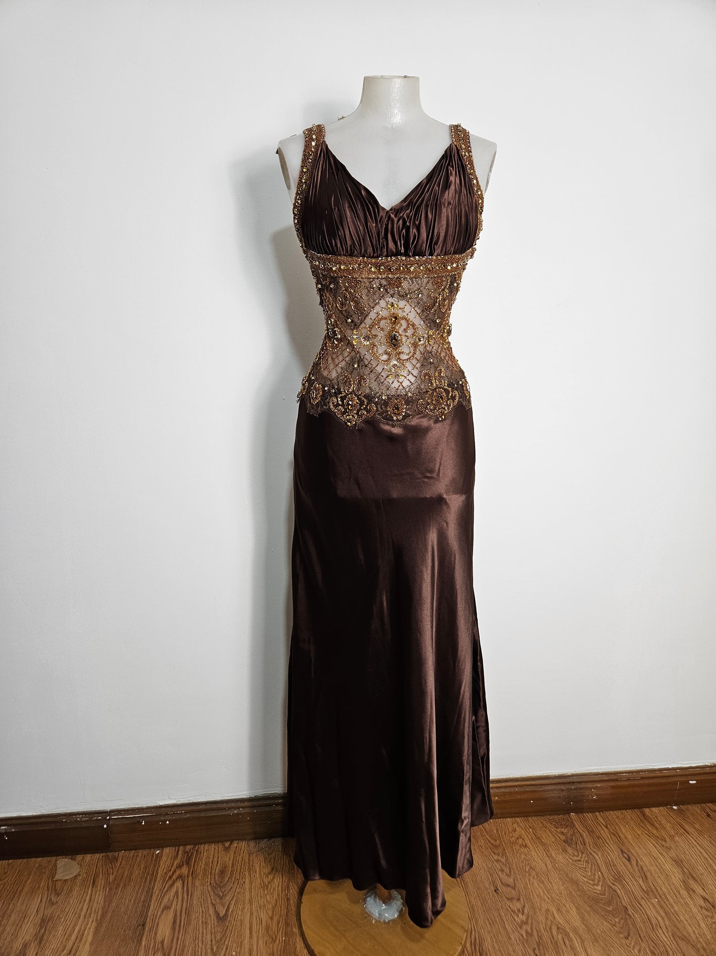 Vestido marrón de satén y perlas.