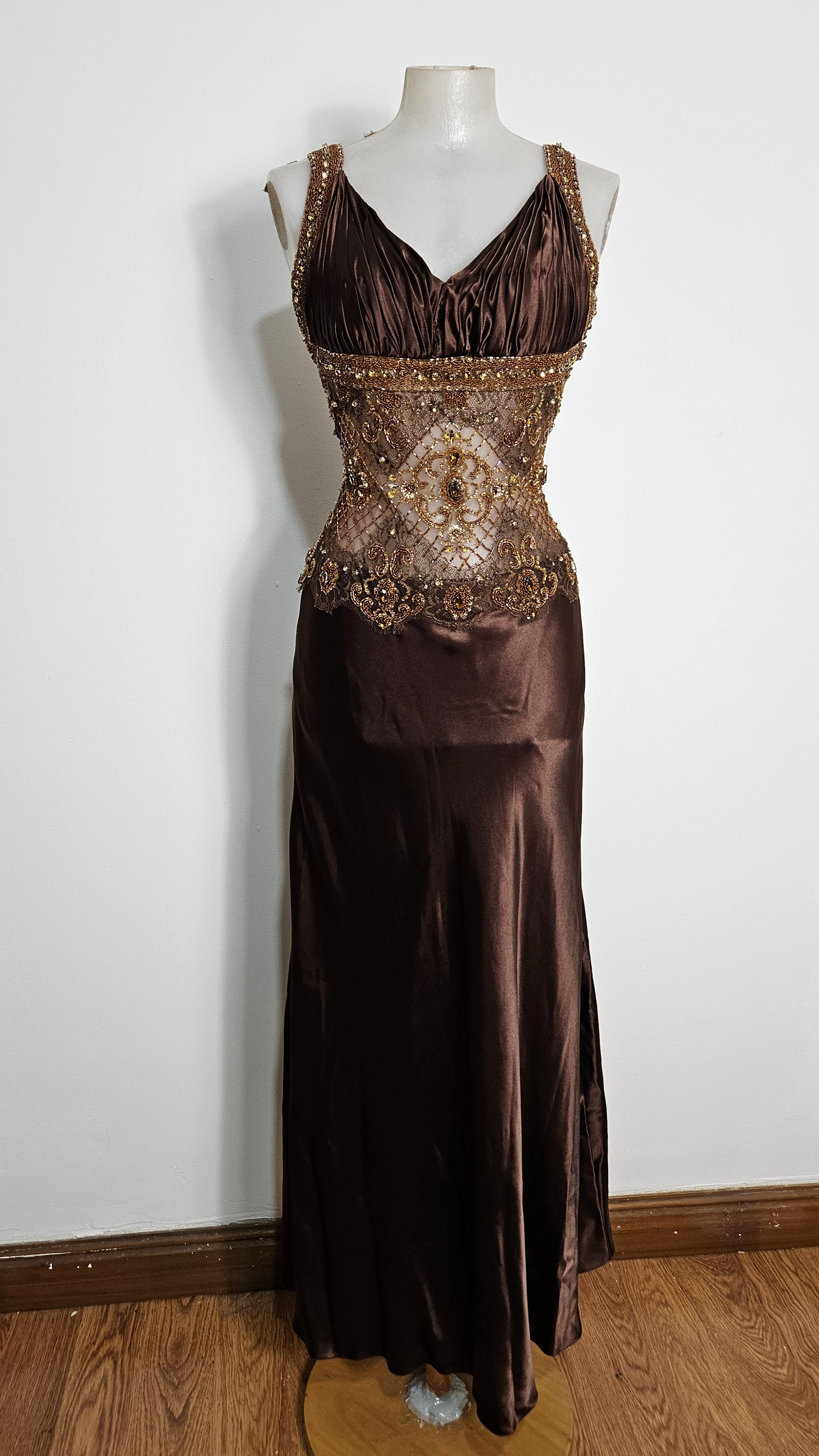 Robe marron en satin et perles