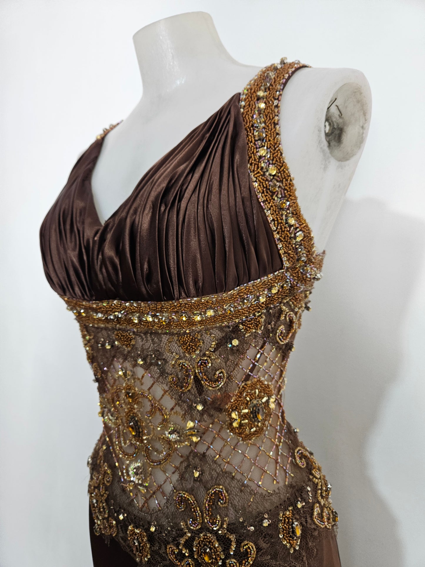 Vestido marrón de satén y perlas.