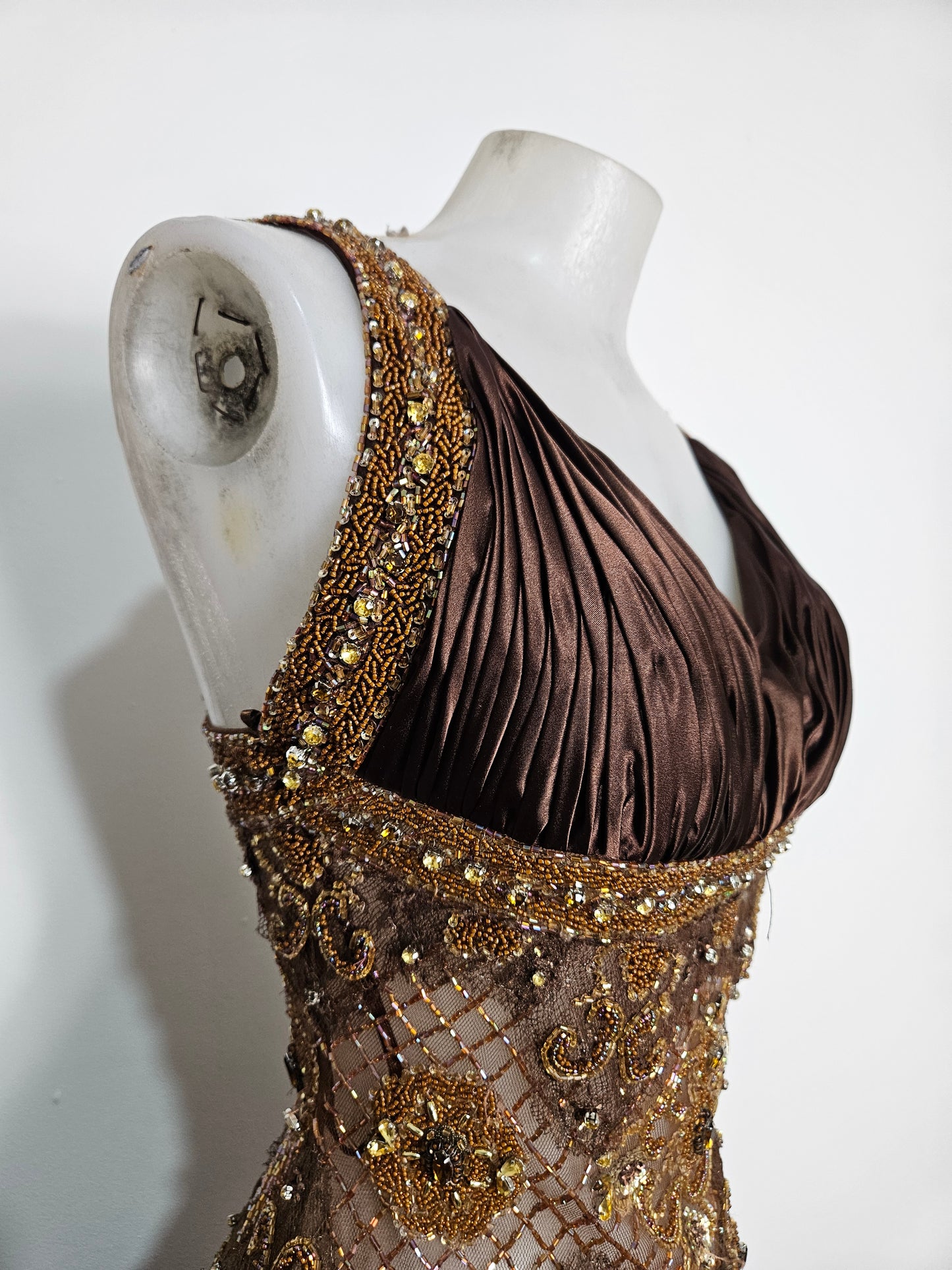 Vestido marrón de satén y perlas.