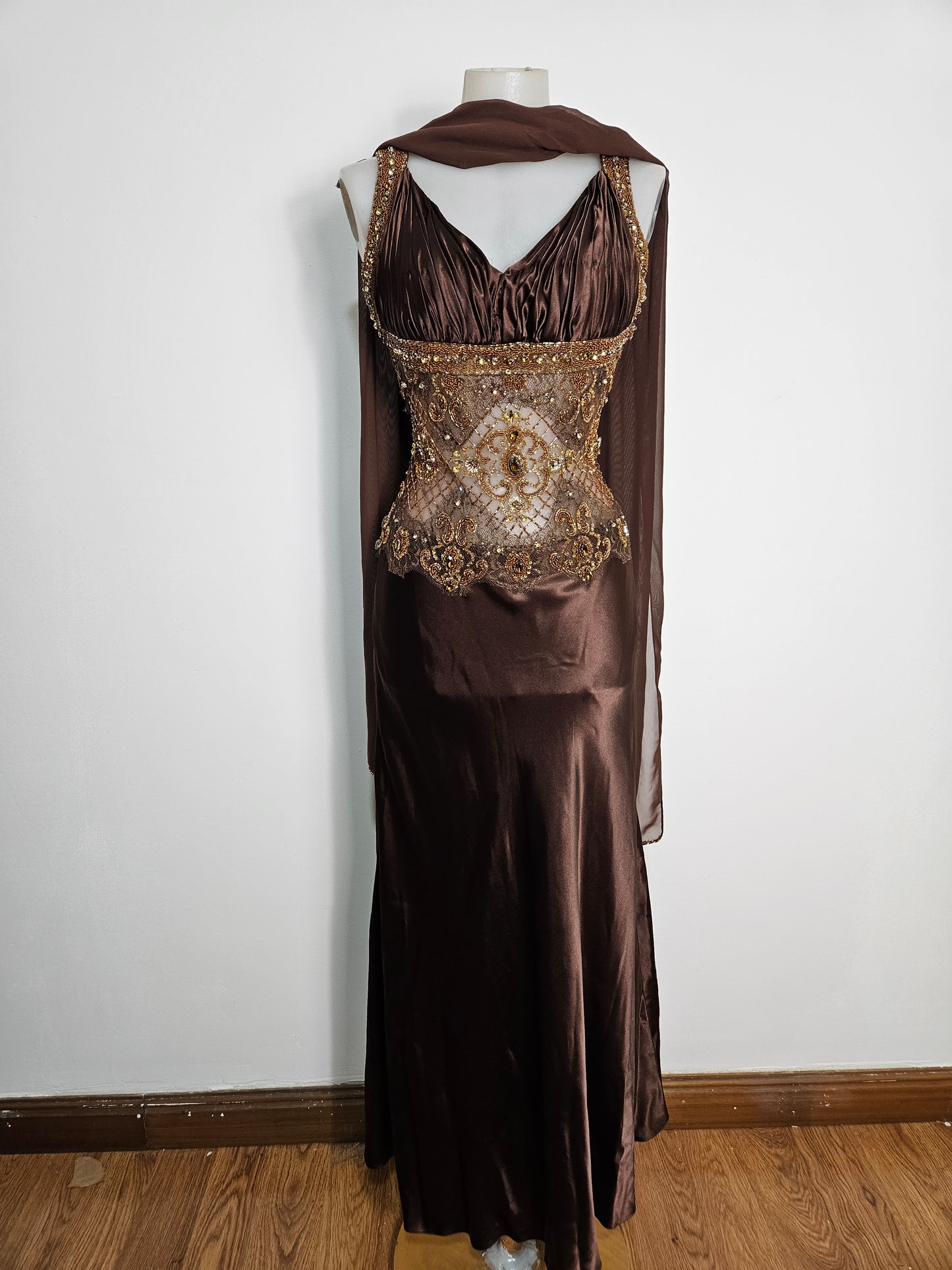 Vestido marrón de satén y perlas.
