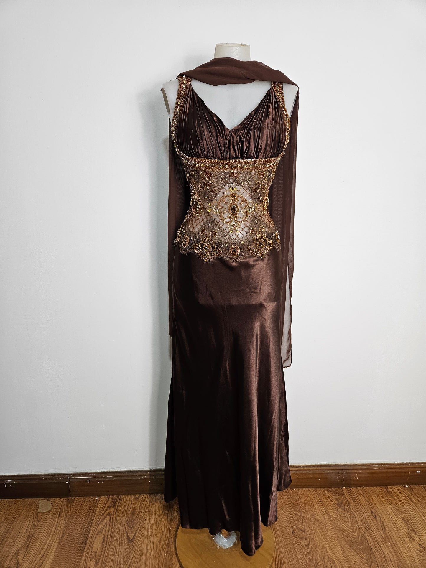 Vestido marrón de satén y perlas.
