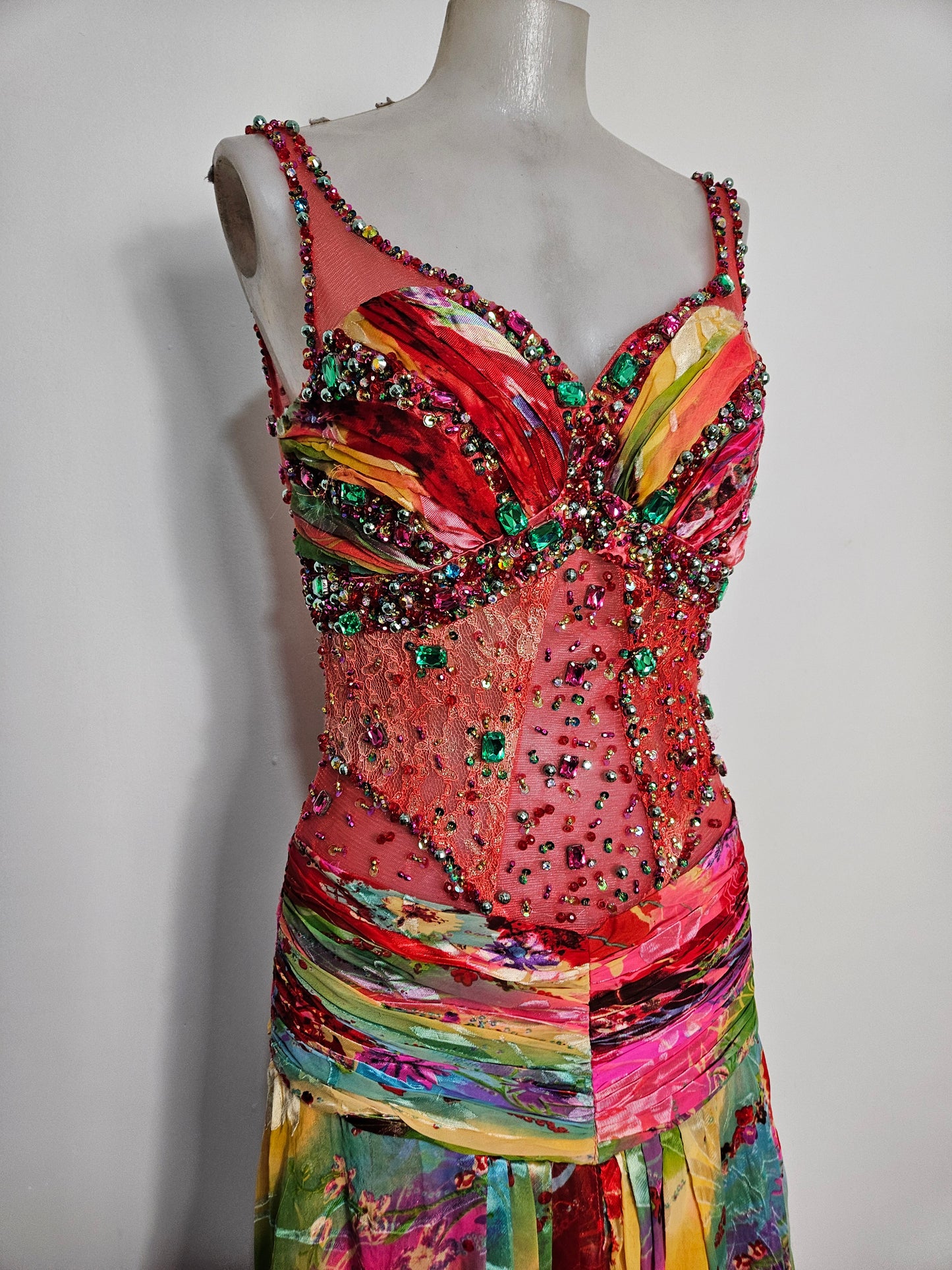 Robe arc en ciel brodée
