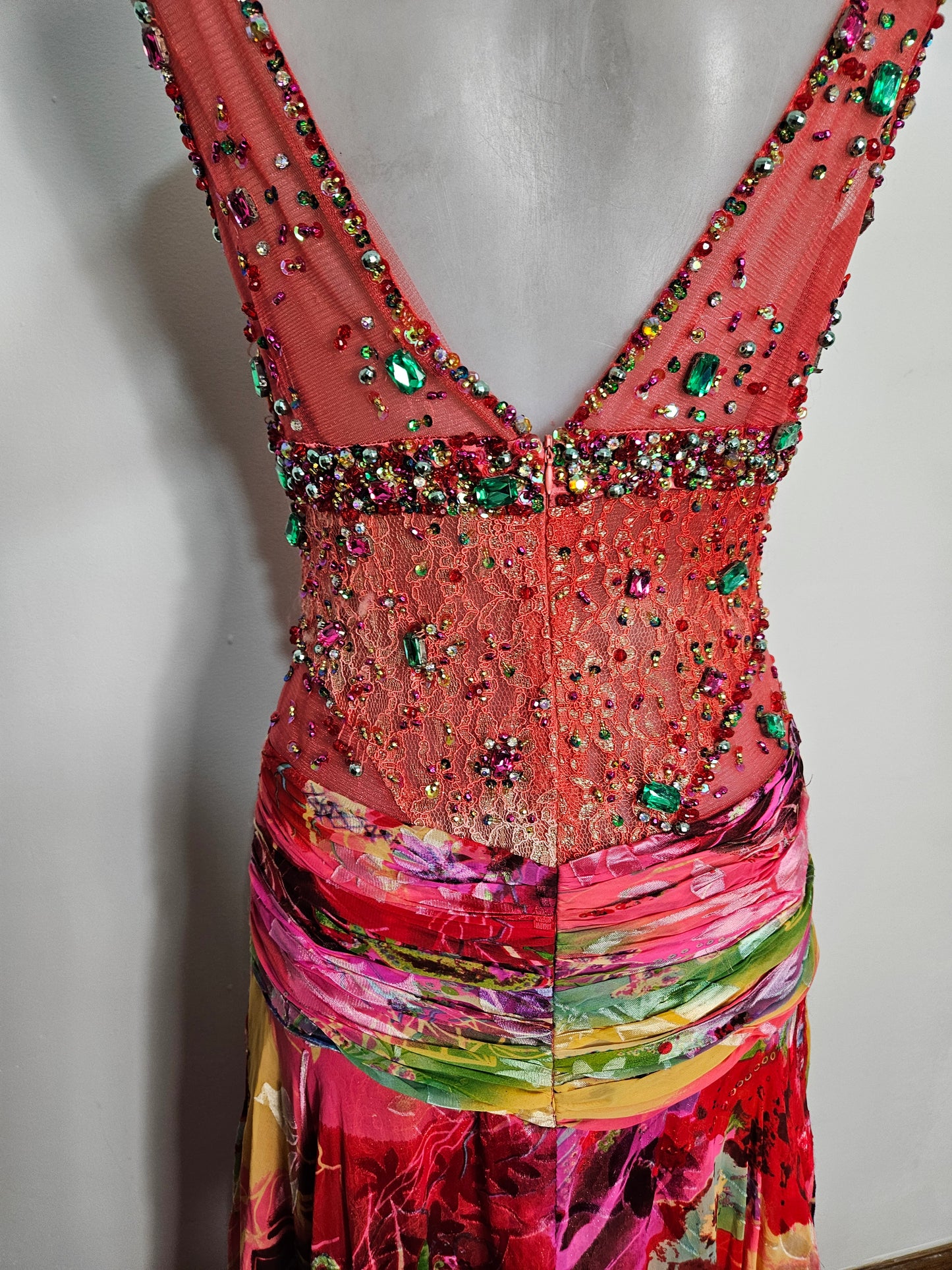 Robe arc en ciel brodée