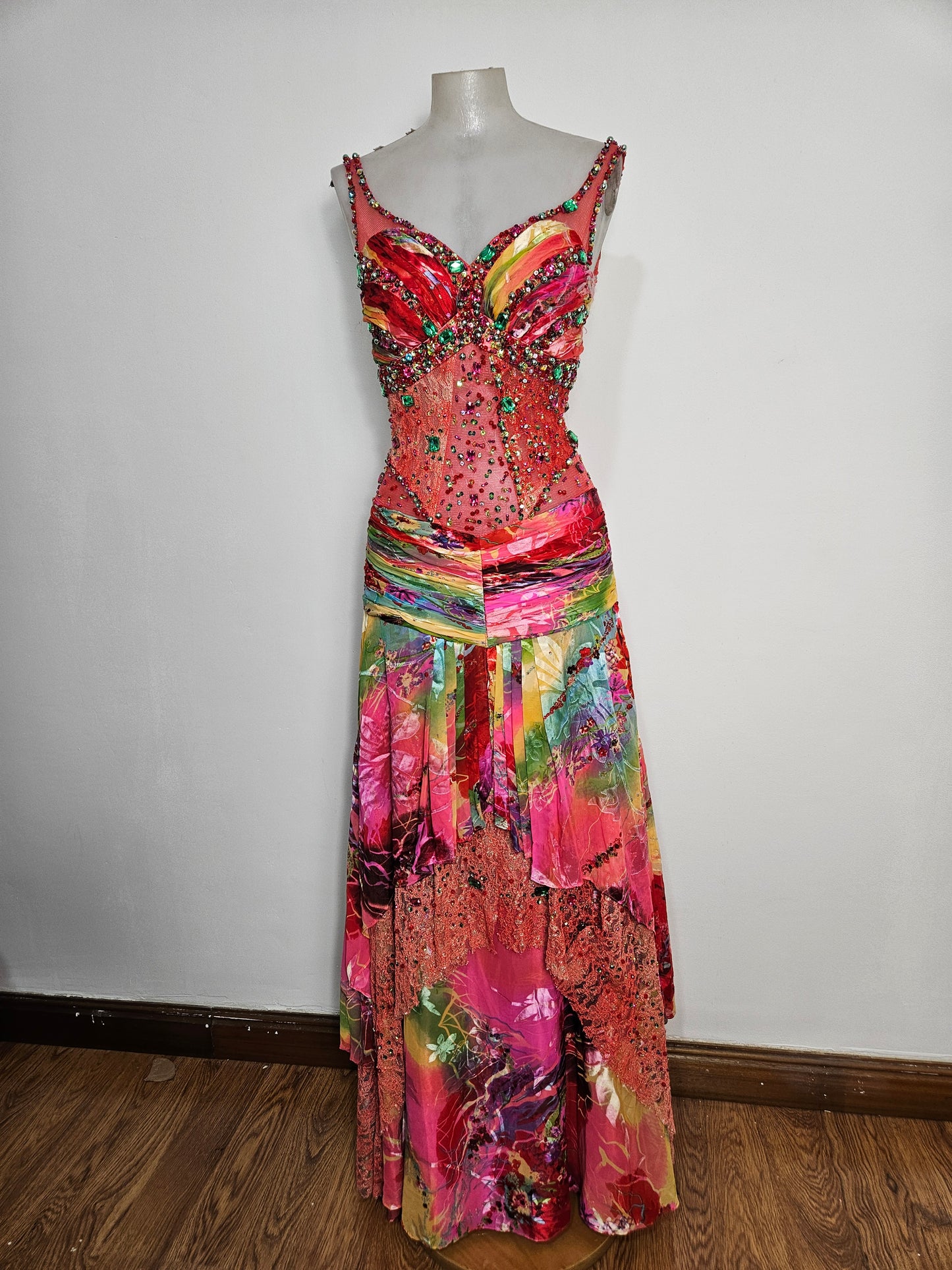 Robe arc en ciel brodée