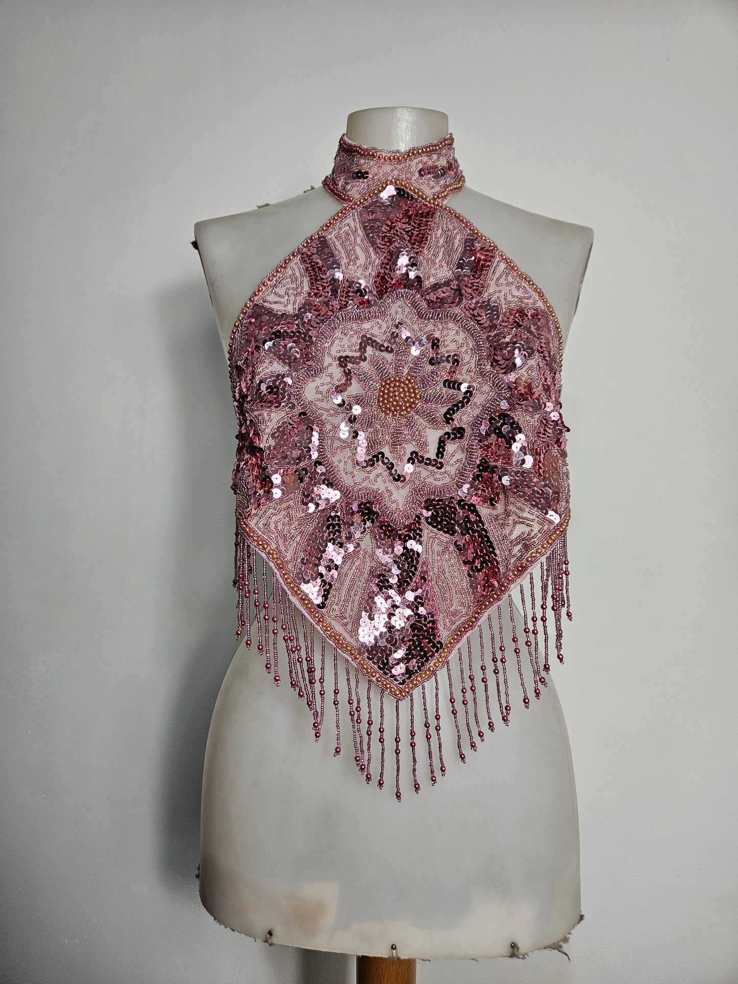 Dos nu brodé de sequins rose