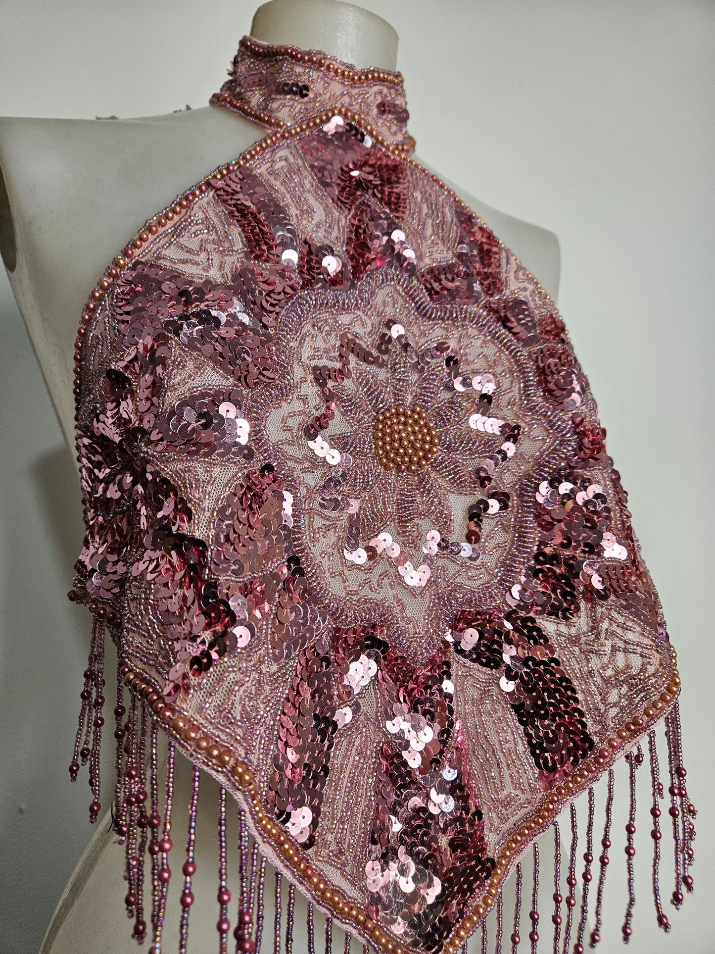 Dos nu brodé de sequins rose