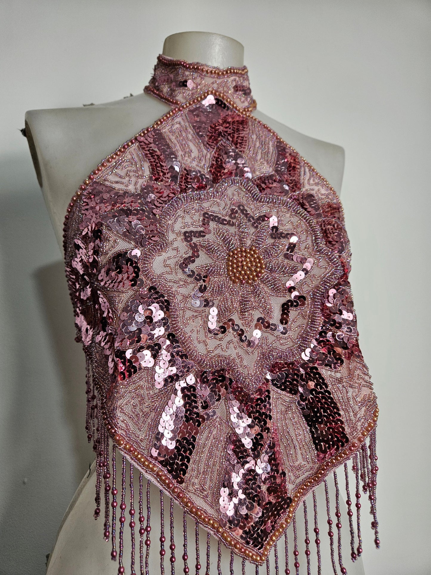 Dos nu brodé de sequins rose
