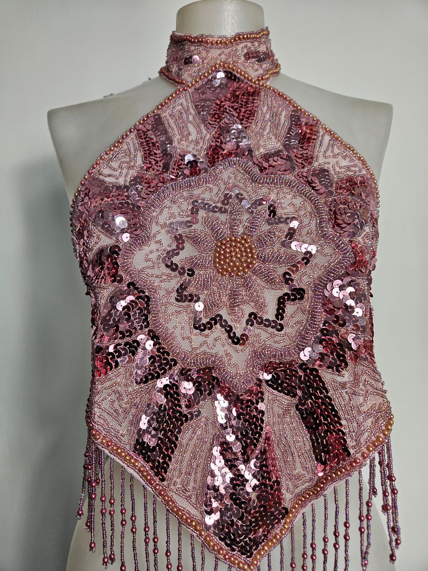 Dos nu brodé de sequins rose