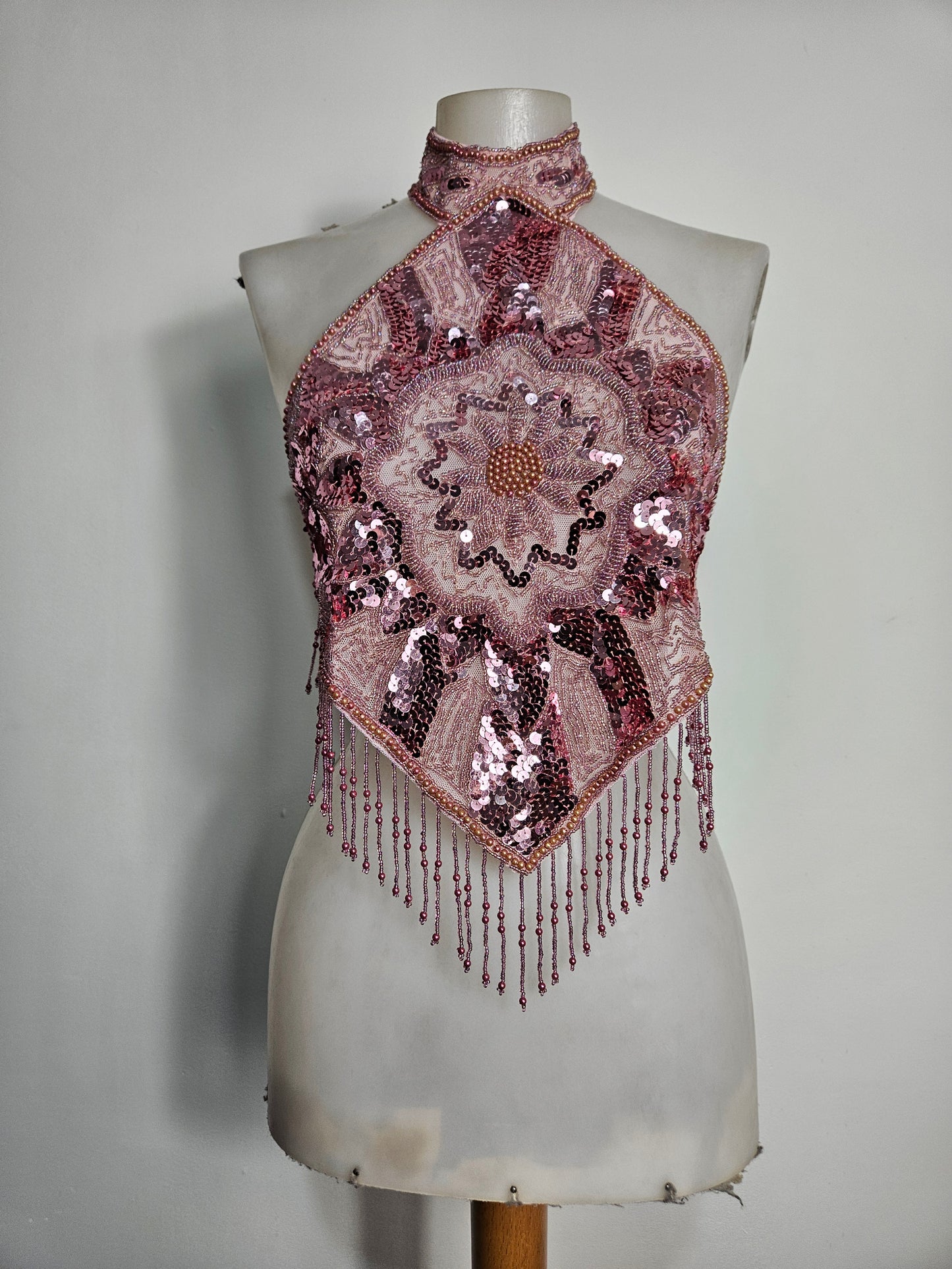Dos nu brodé de sequins rose