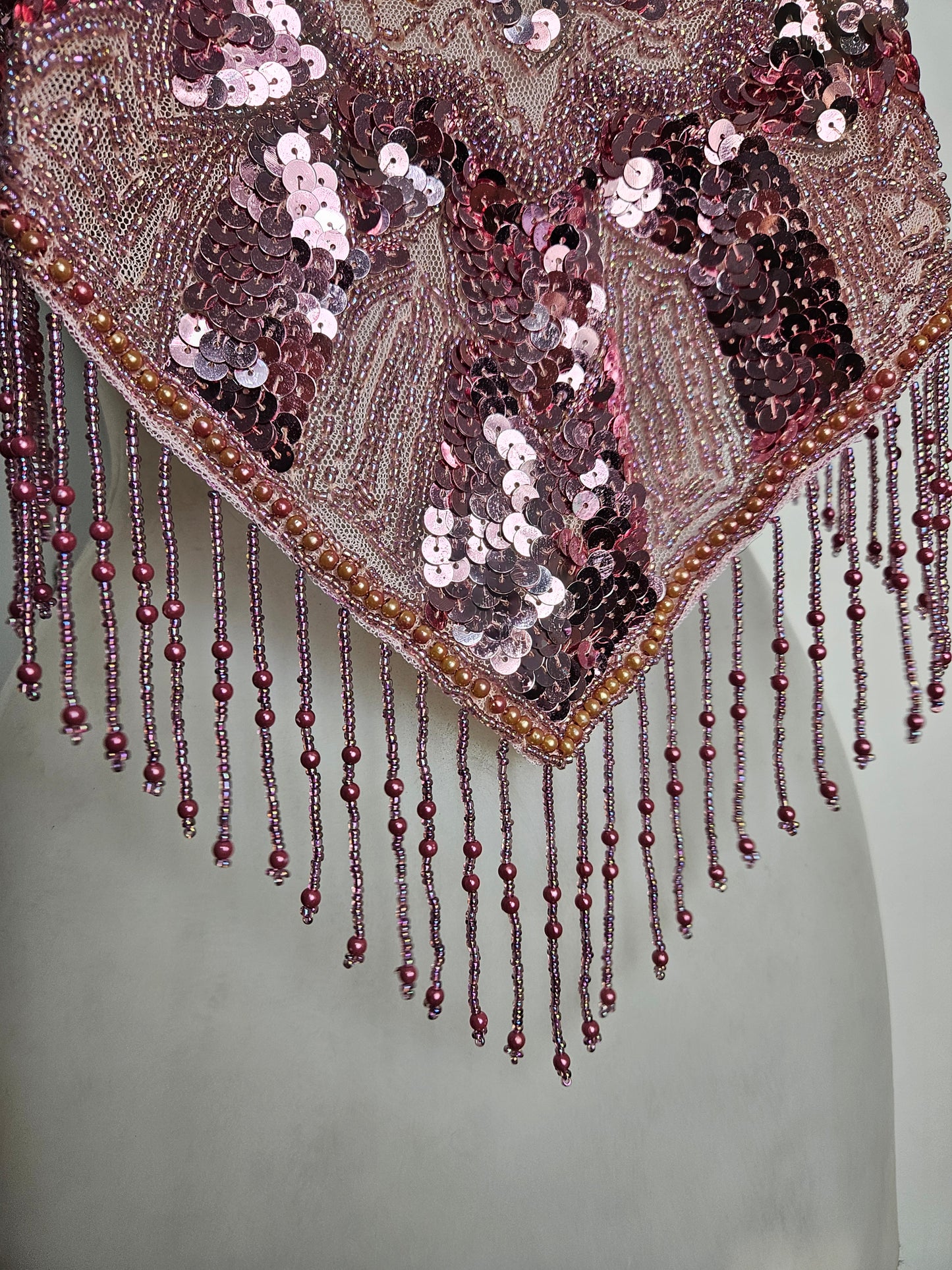 Dos nu brodé de sequins rose