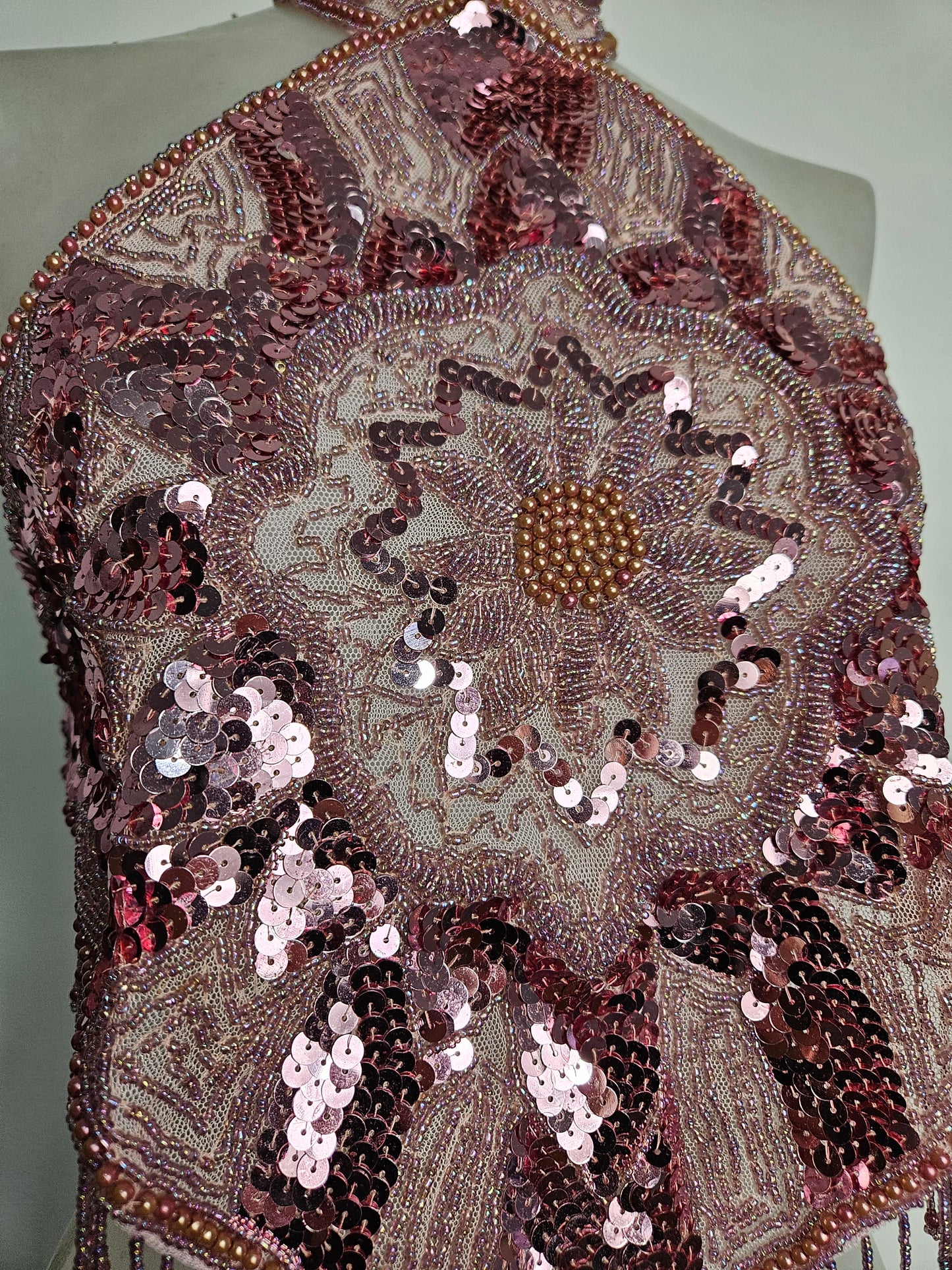 Dos nu brodé de sequins rose