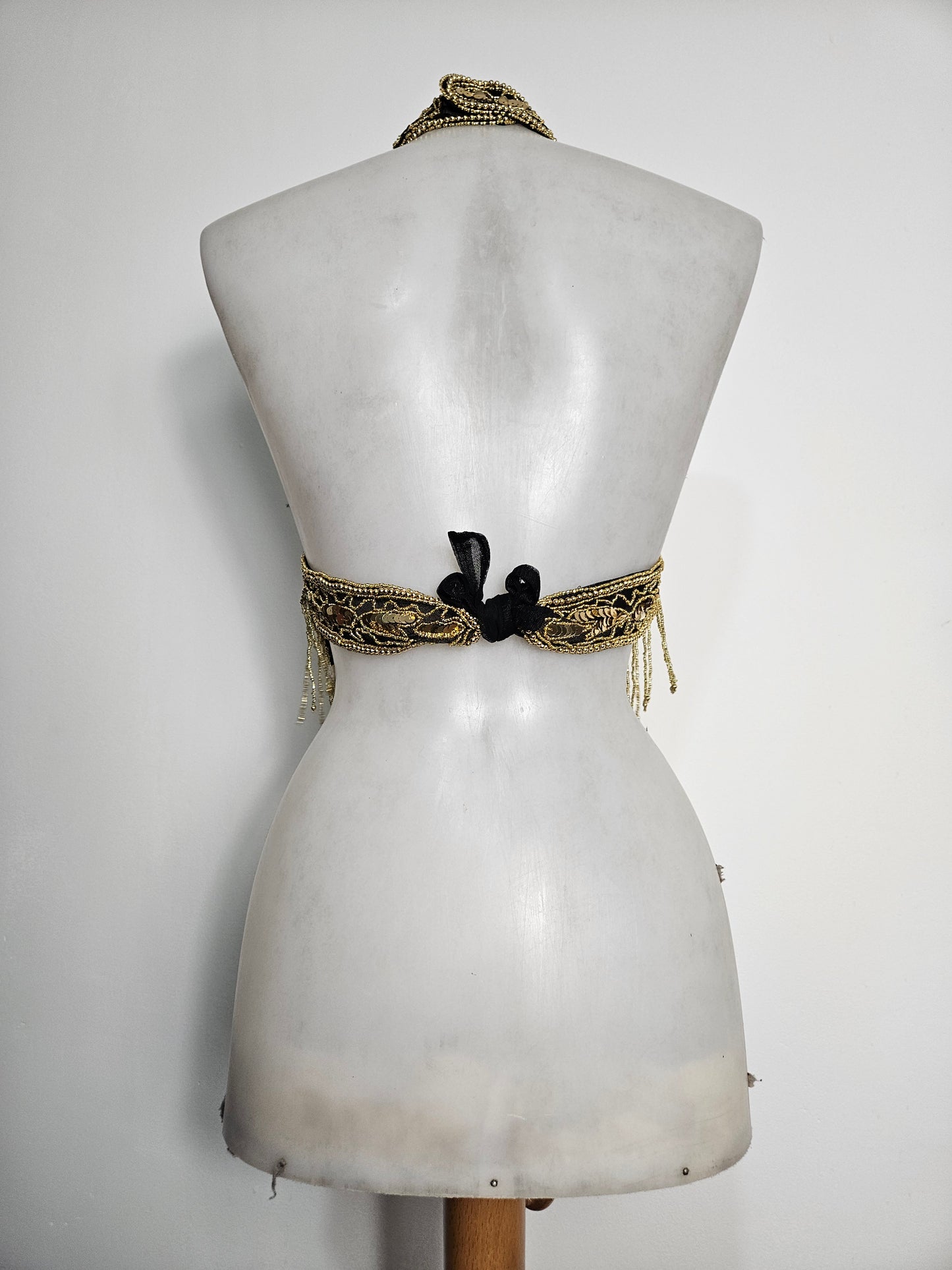 Espalda abierta bordada con lentejuelas doradas.