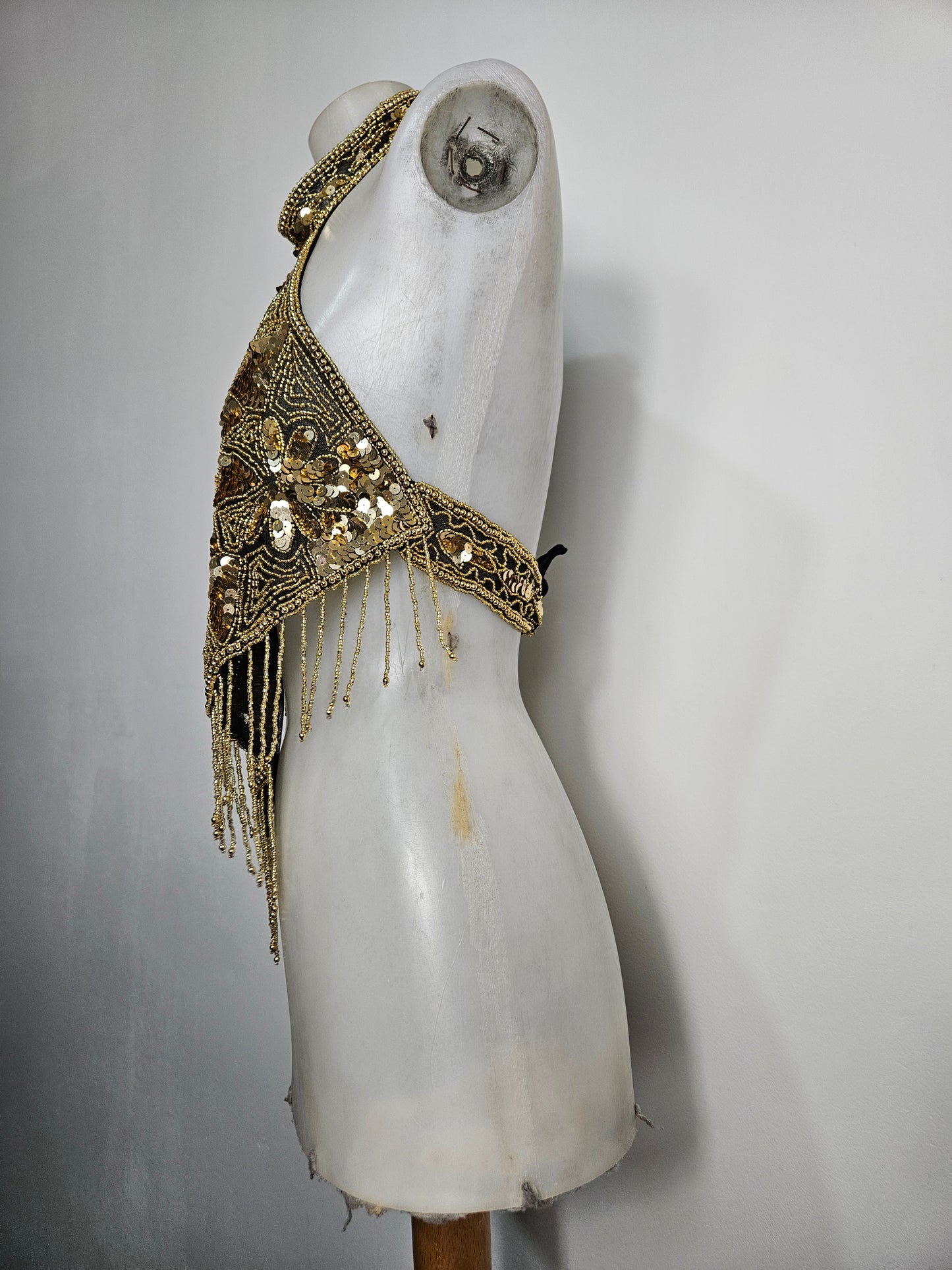 Espalda abierta bordada con lentejuelas doradas.