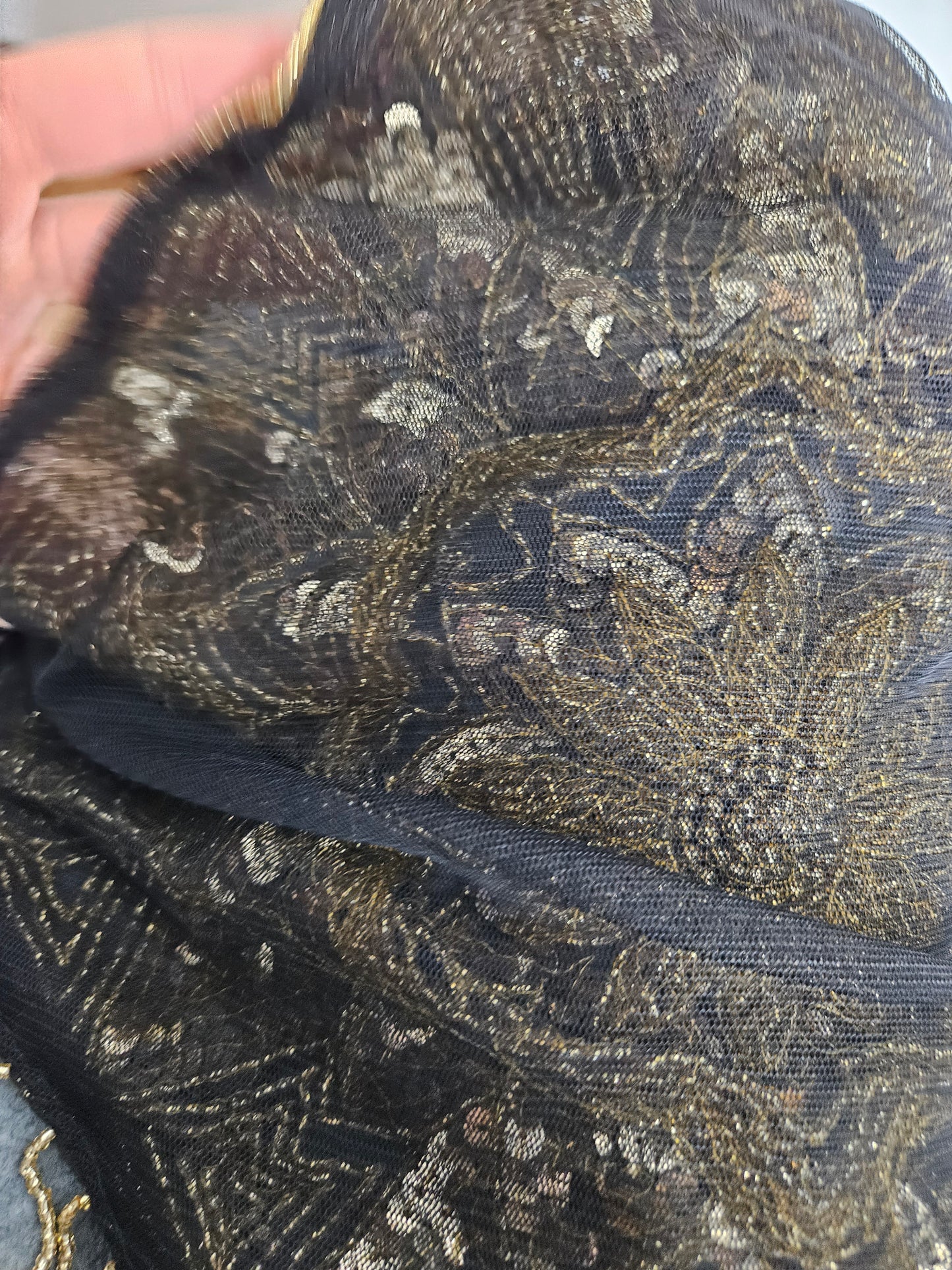 Espalda abierta bordada con lentejuelas doradas.