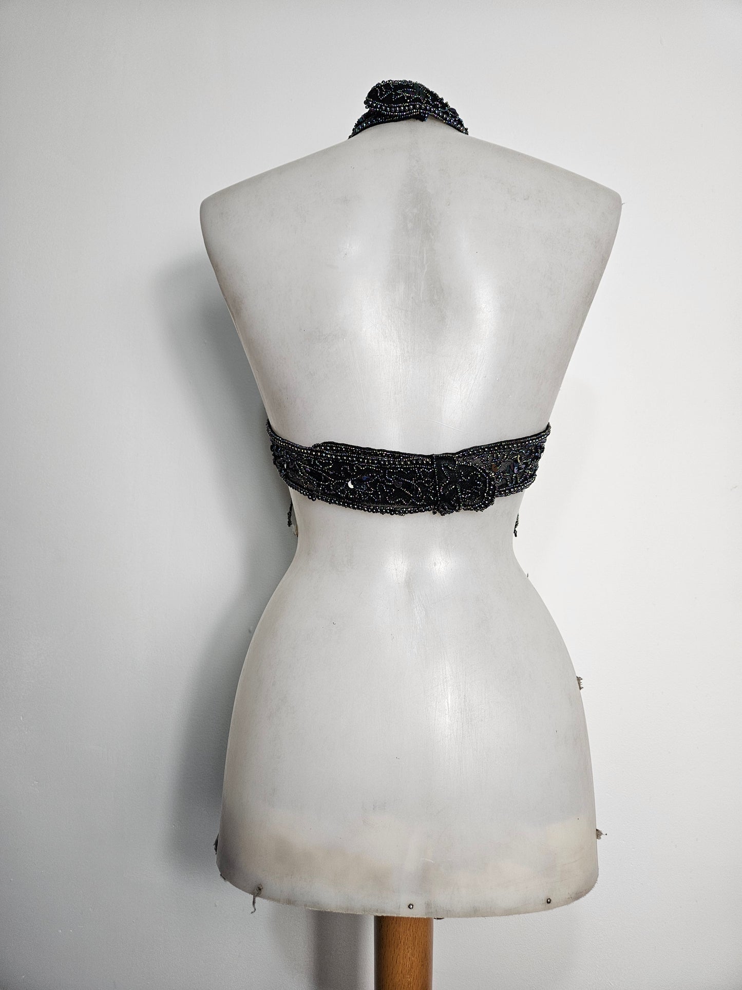 Vestido negro sin espalda con reflejos multicolores