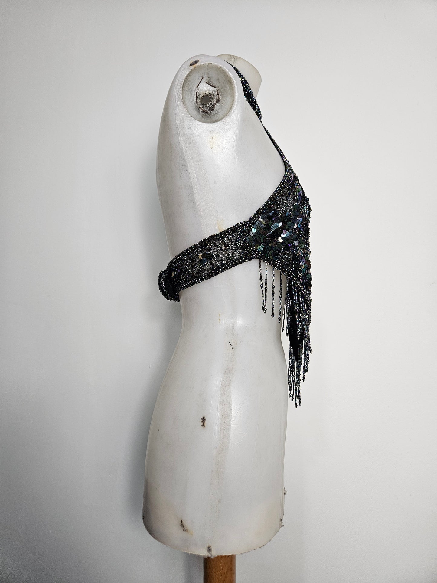 Vestido negro sin espalda con reflejos multicolores