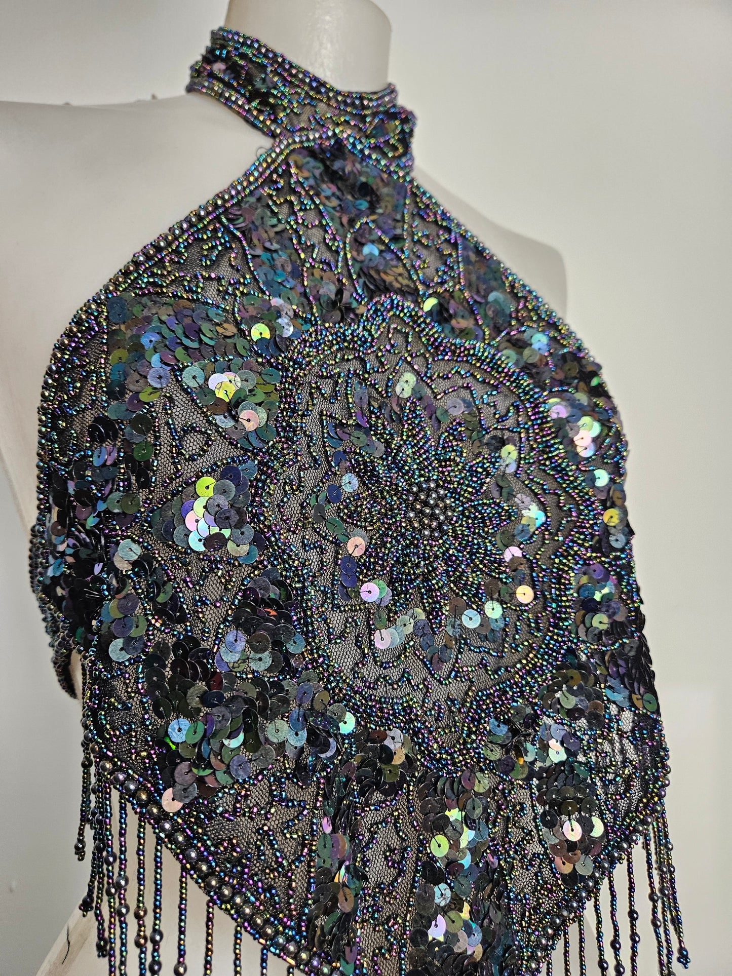 Vestido negro sin espalda con reflejos multicolores