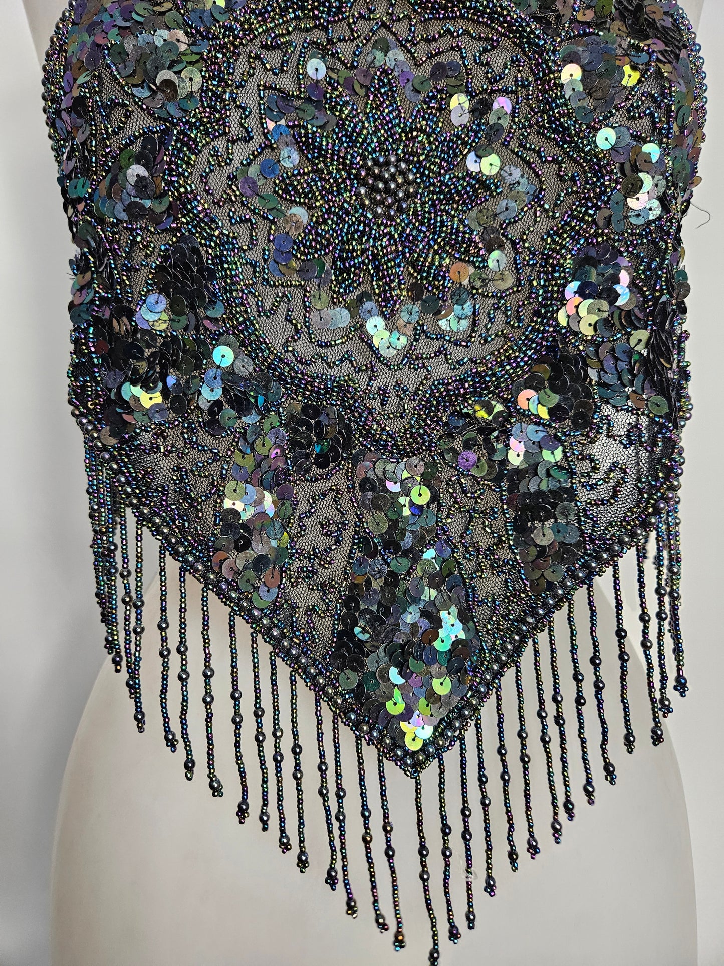 Vestido negro sin espalda con reflejos multicolores