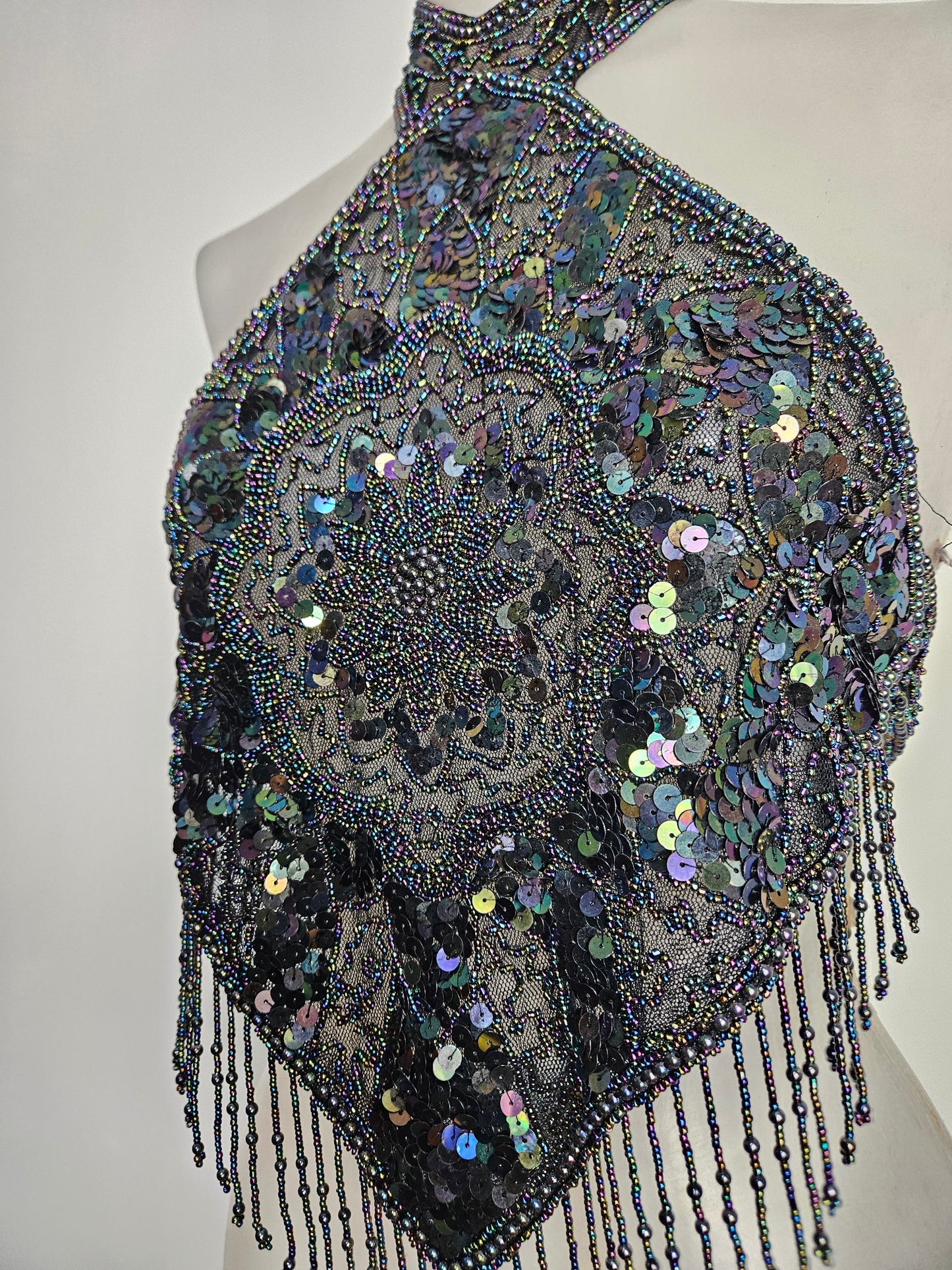 Vestido negro sin espalda con reflejos multicolores