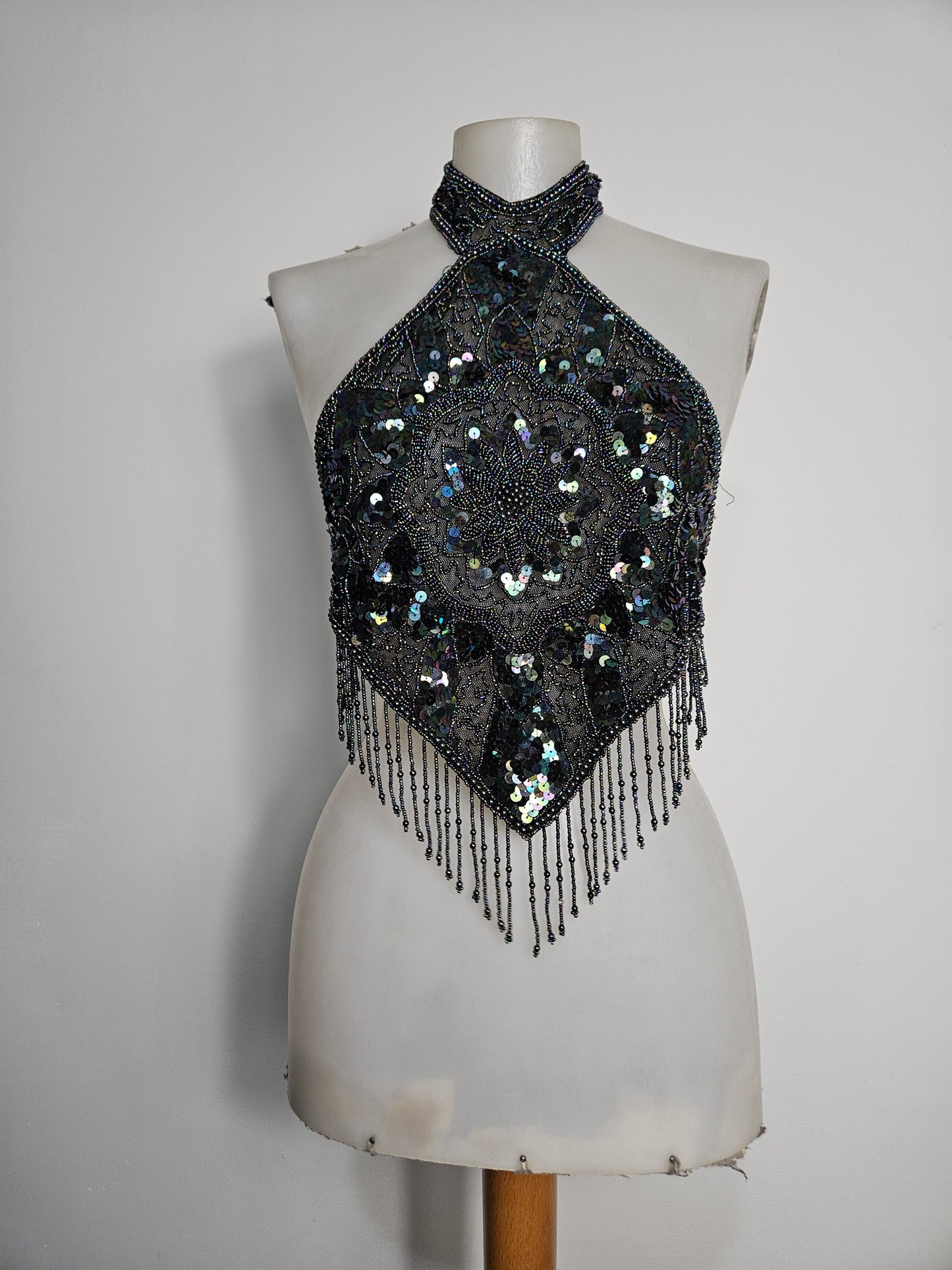 Vestido negro sin espalda con reflejos multicolores