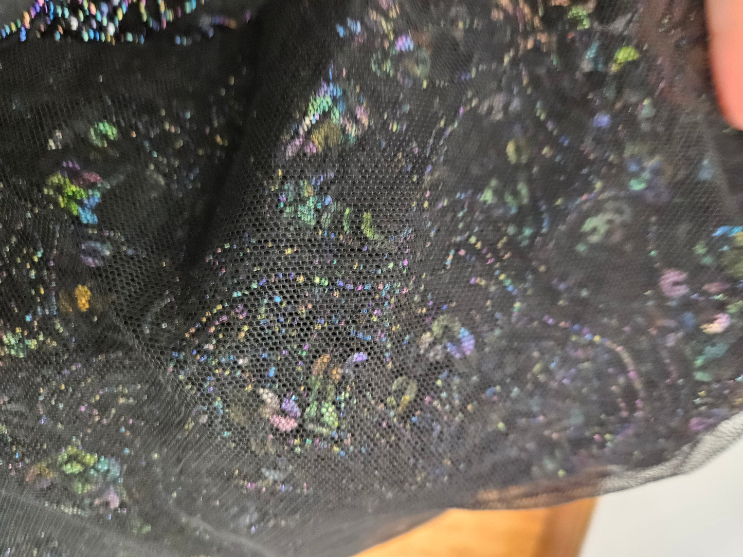 Vestido negro sin espalda con reflejos multicolores