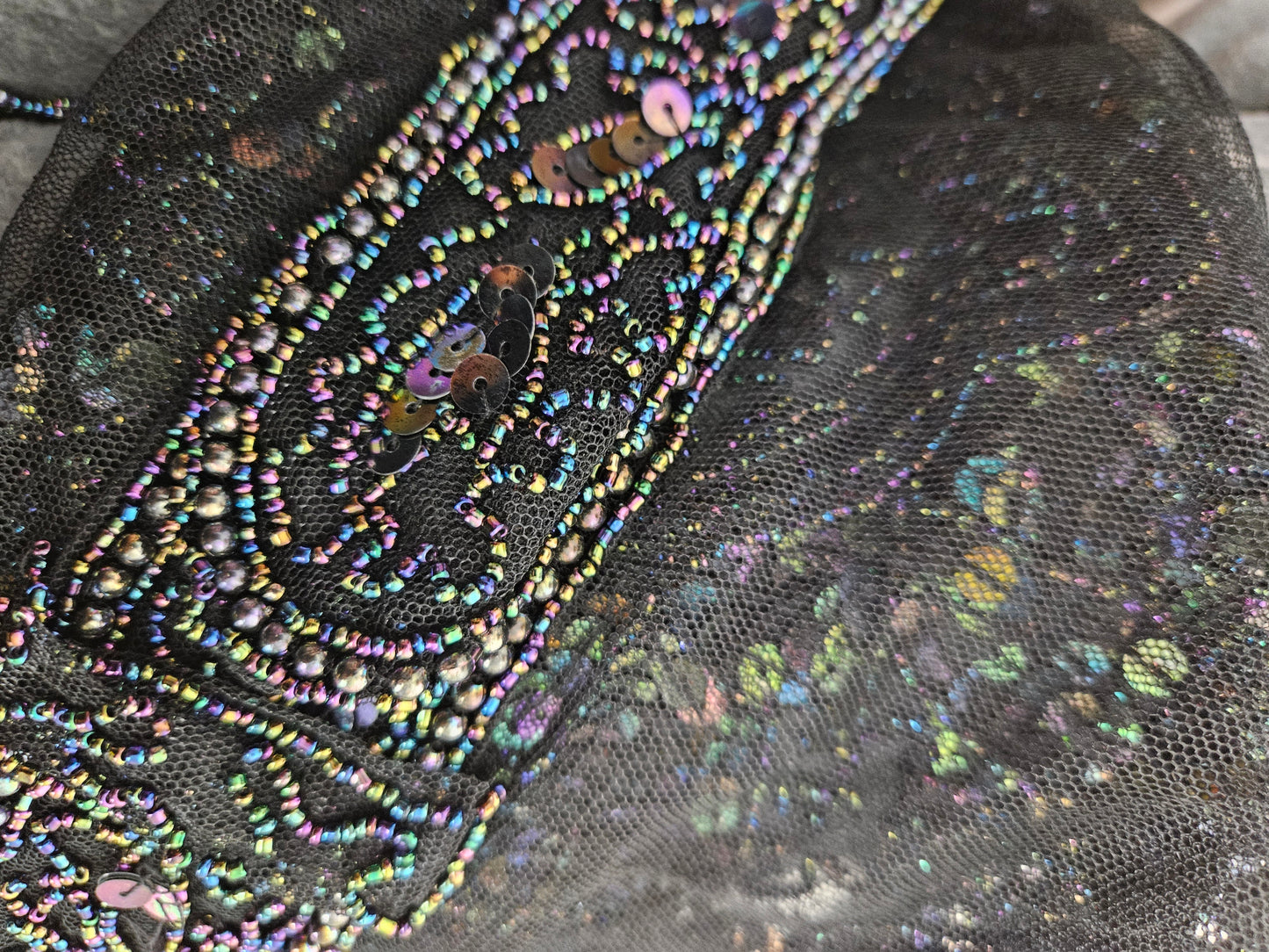 Vestido negro sin espalda con reflejos multicolores