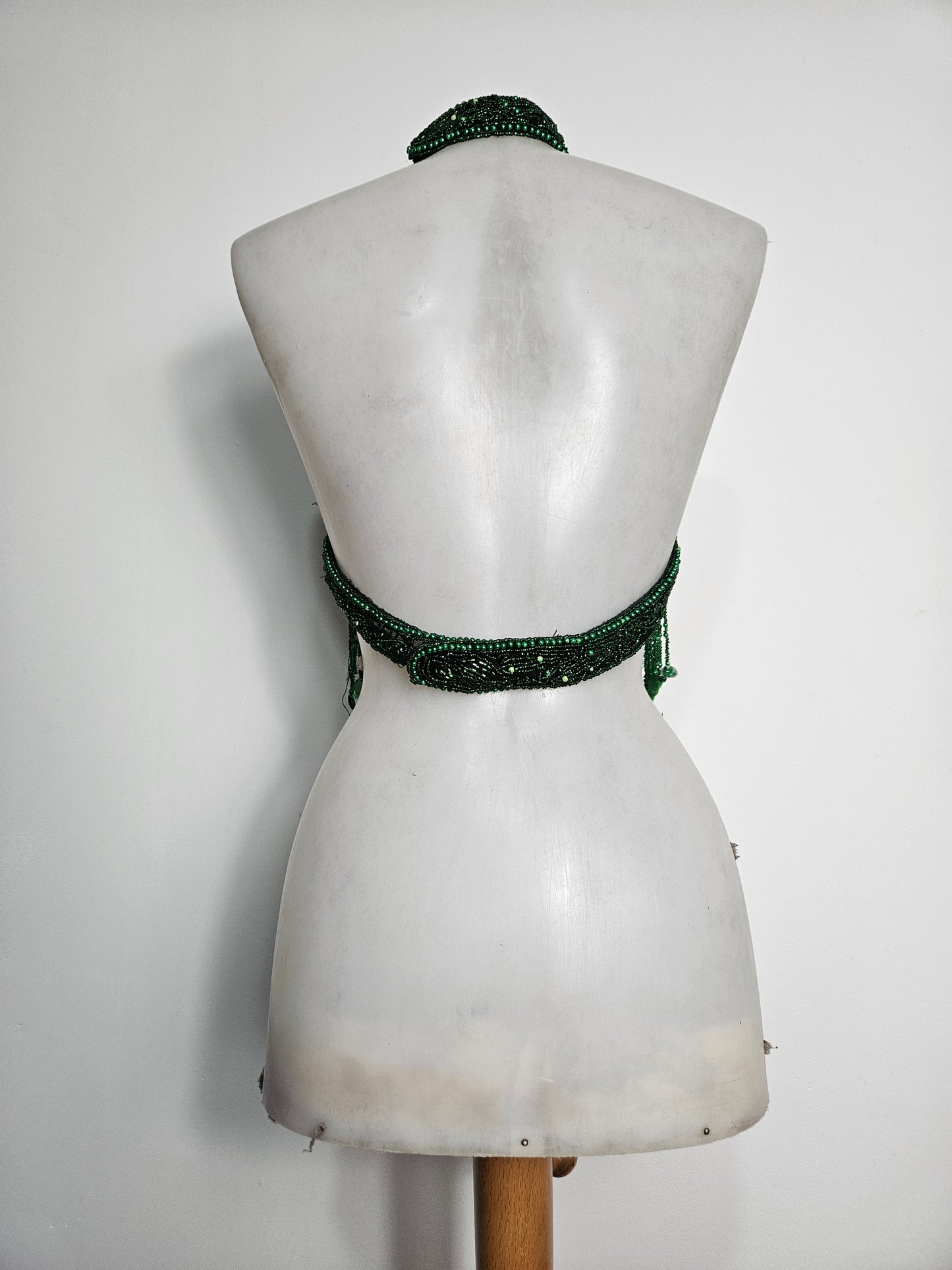 Vestido negro sin espalda con reflejos multicolores