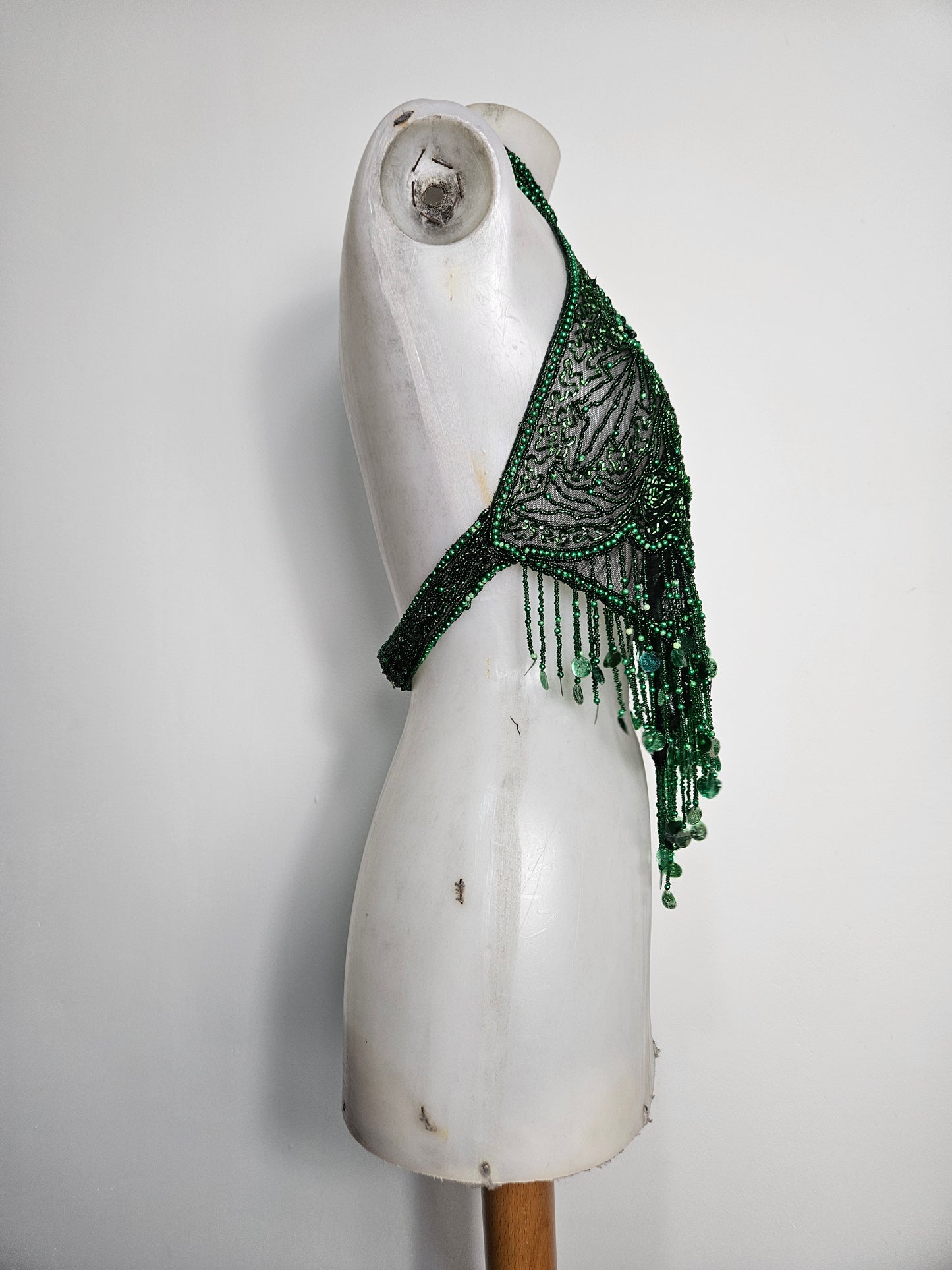 Dos nu brodé de sequins vert et noir