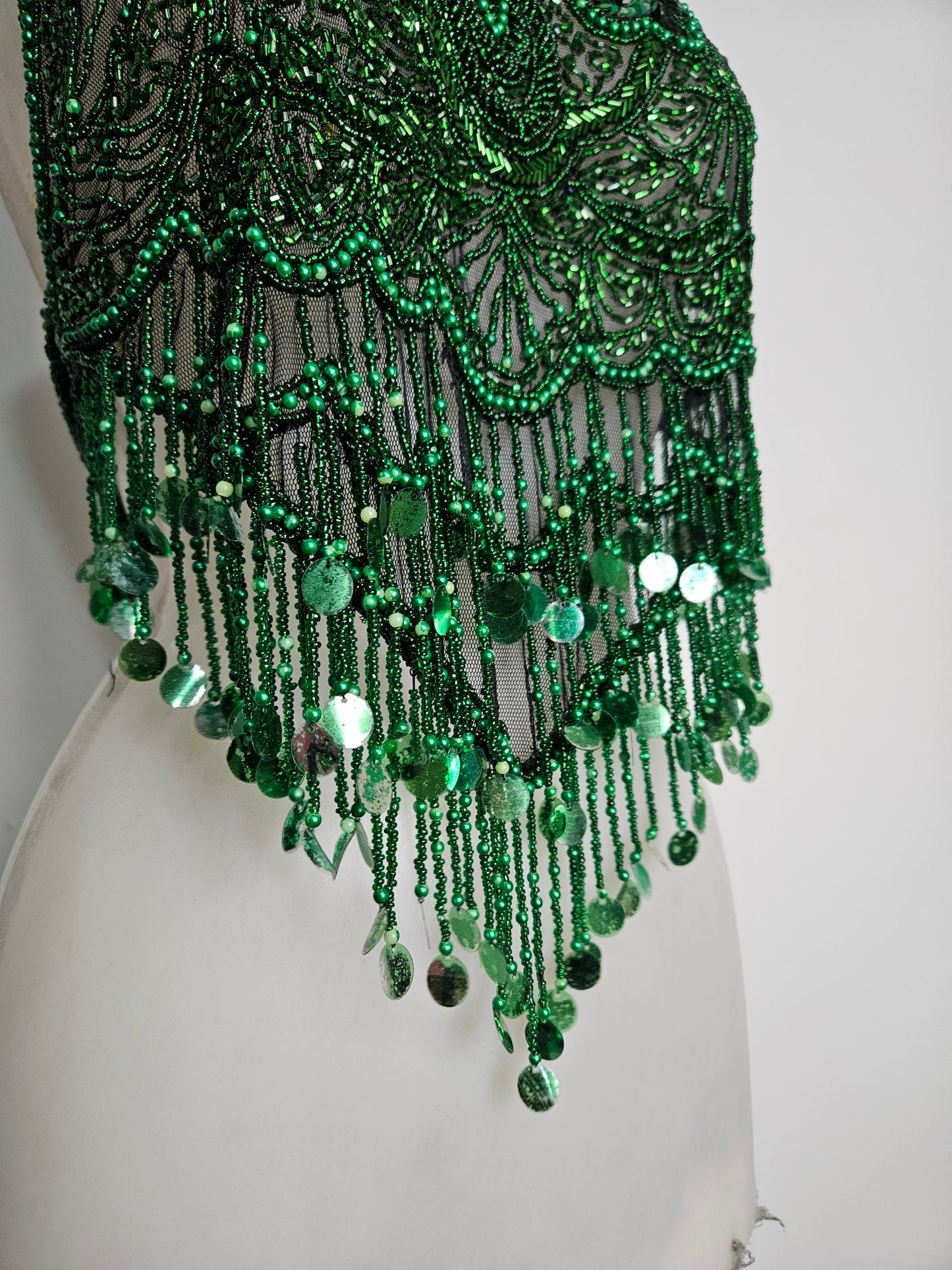 Dos nu brodé de sequins vert et noir