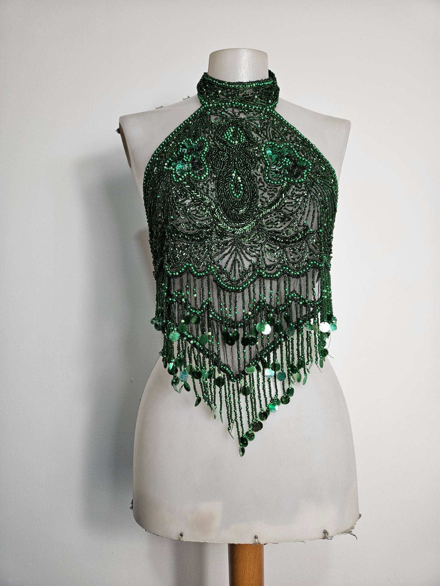 Dos nu brodé de sequins vert et noir