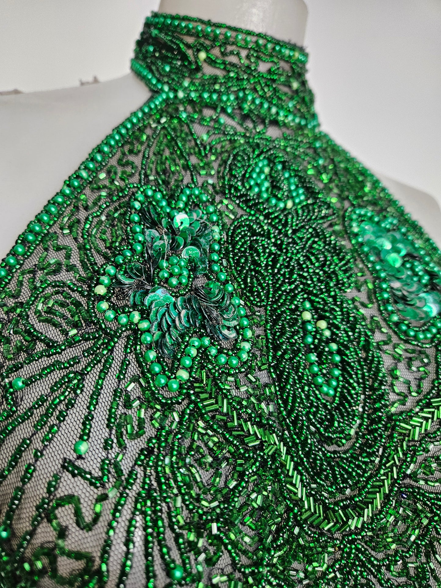 Dos nu brodé de sequins vert et noir