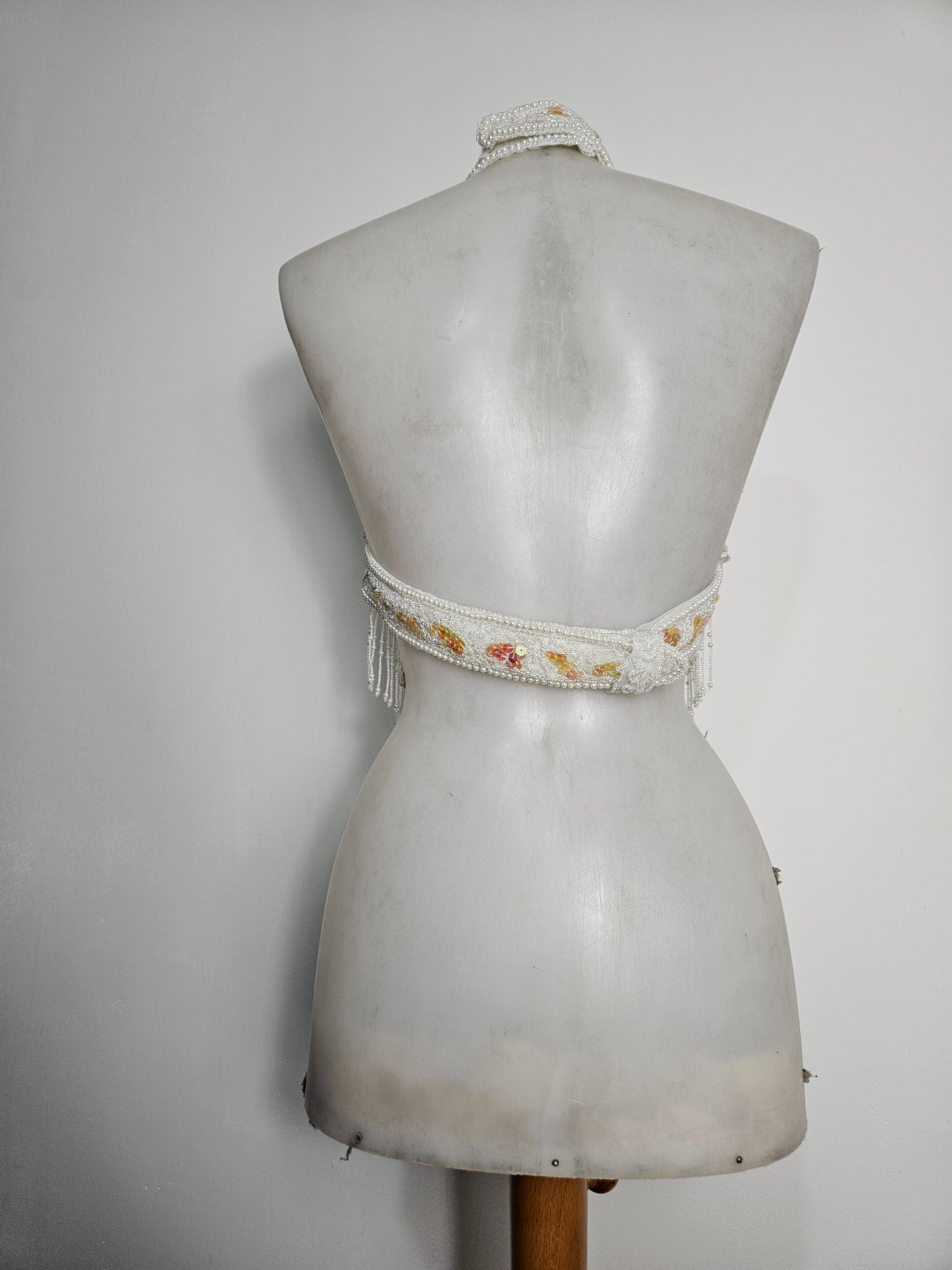 Espalda abierta bordada en blanco y dorado.