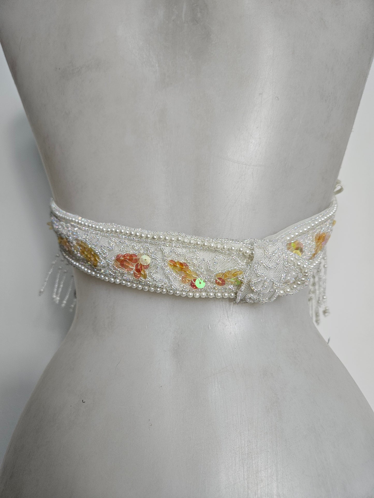 Espalda abierta bordada en blanco y dorado.