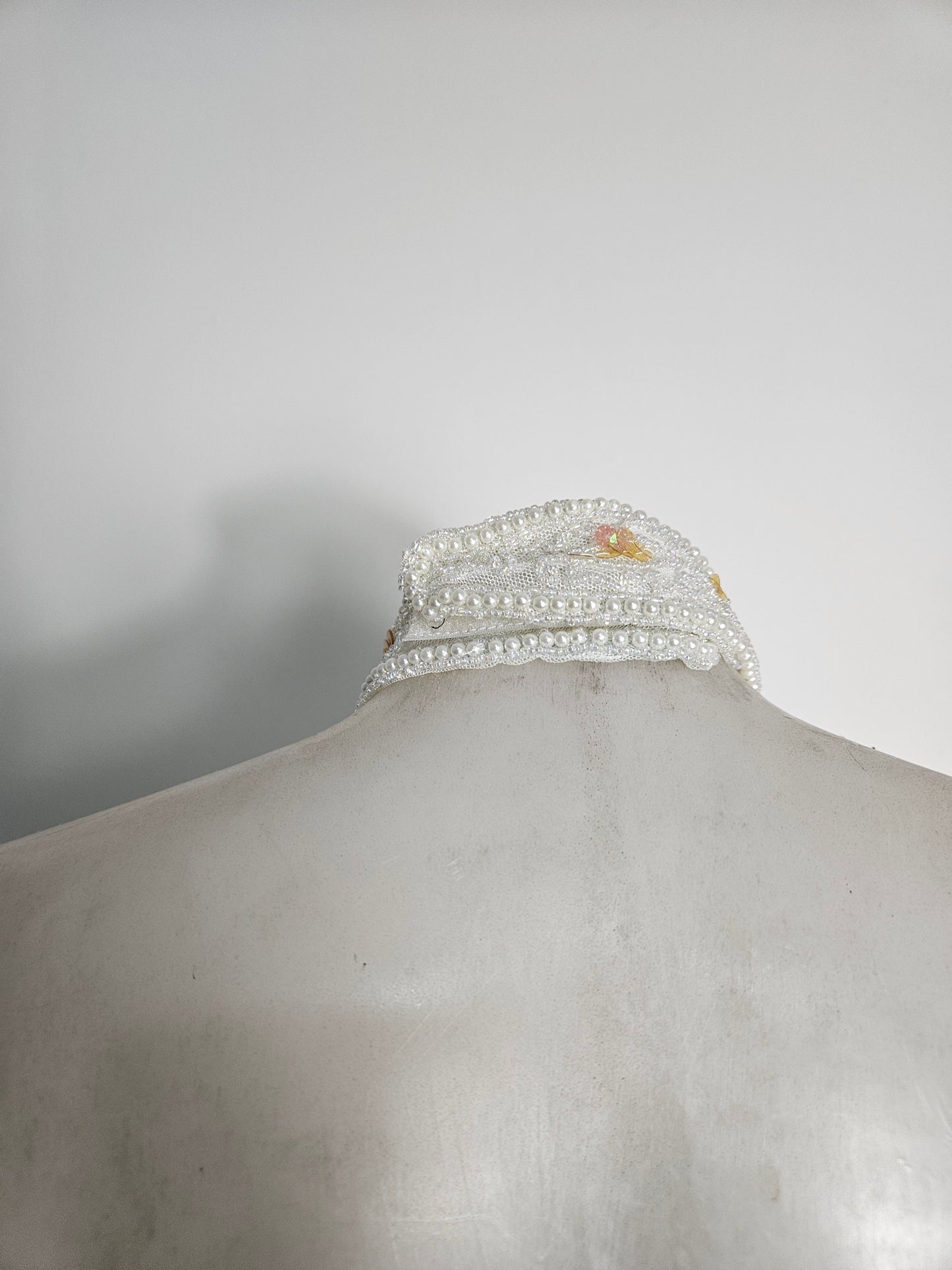 Espalda abierta bordada en blanco y dorado.