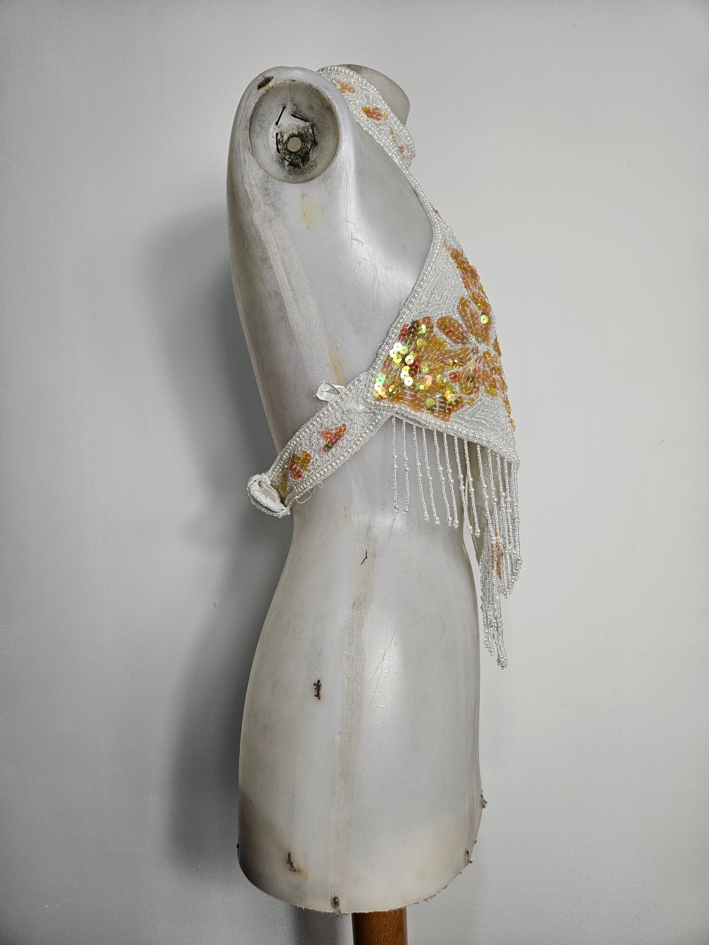 Espalda abierta bordada en blanco y dorado.