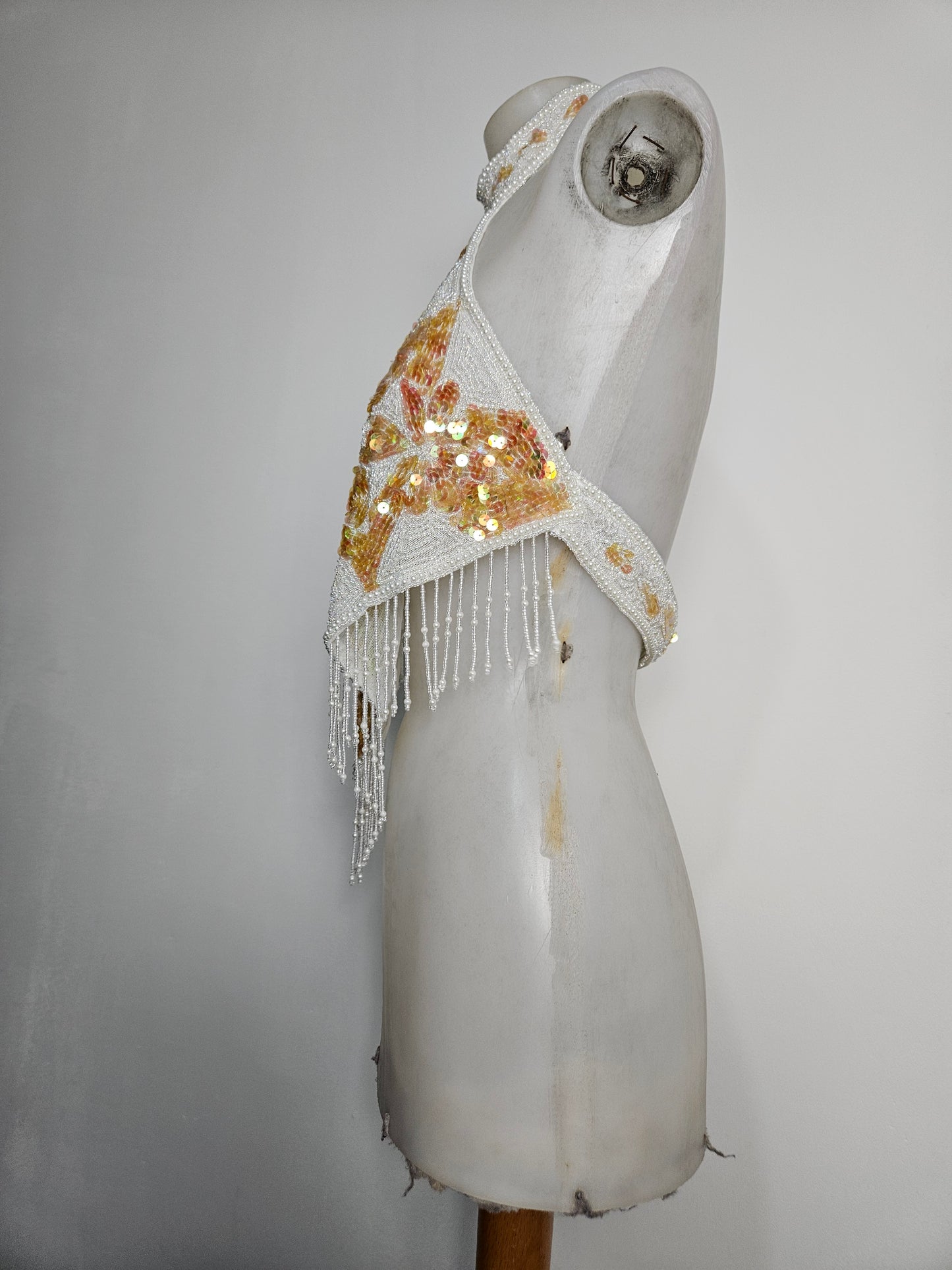 Espalda abierta bordada en blanco y dorado.