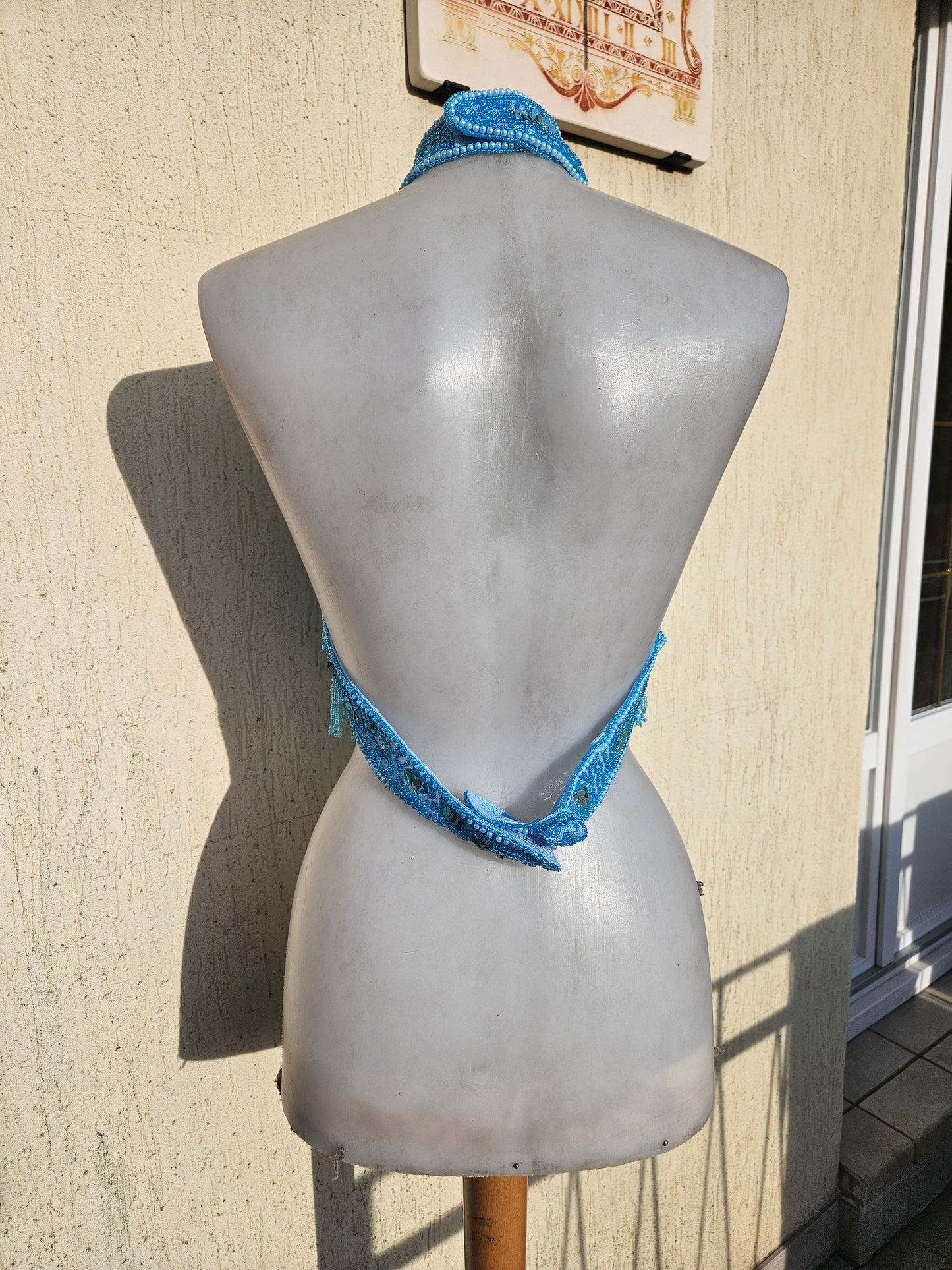 Espalda abierta bordada en azul claro