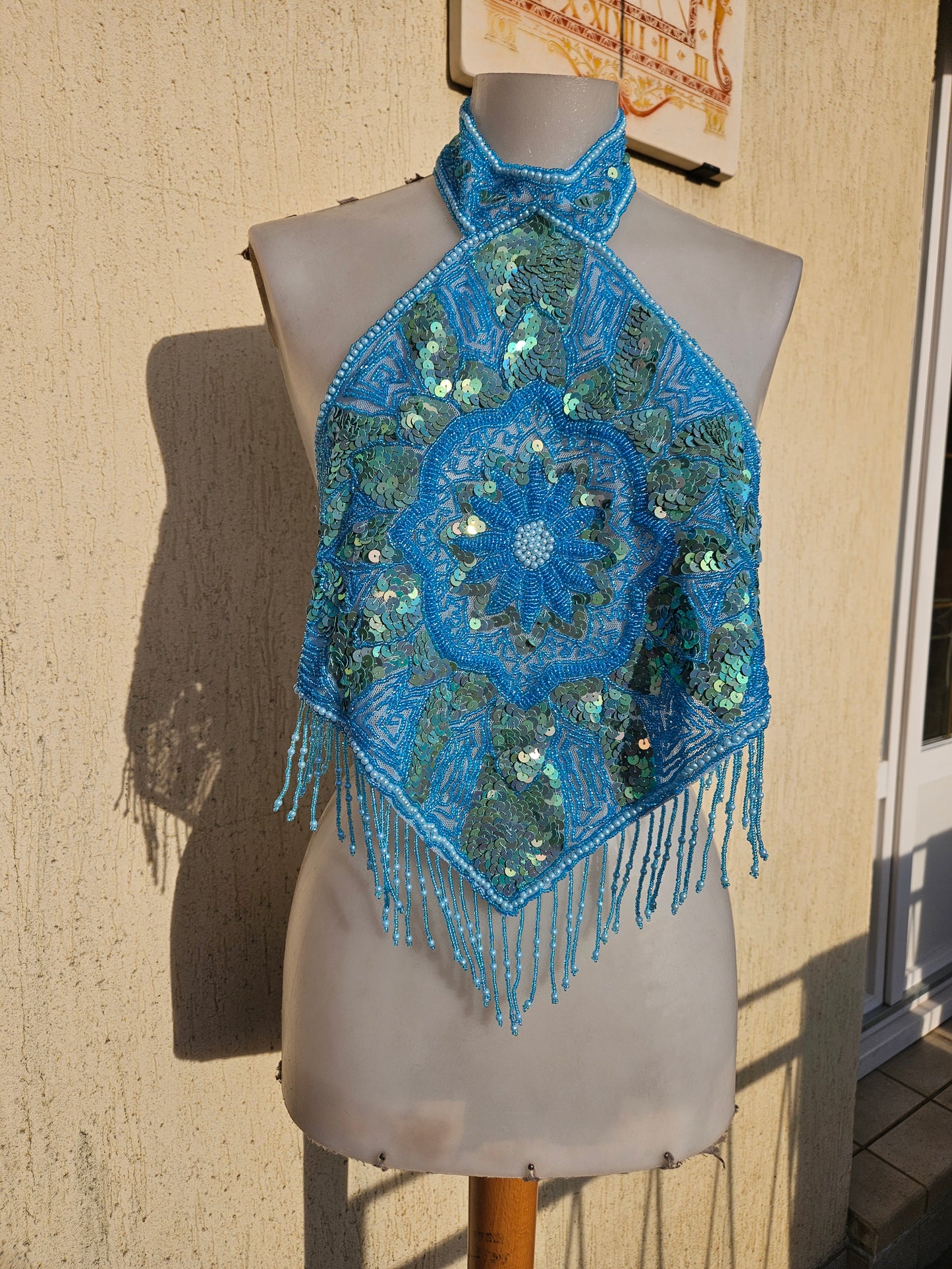 Espalda abierta bordada en azul claro