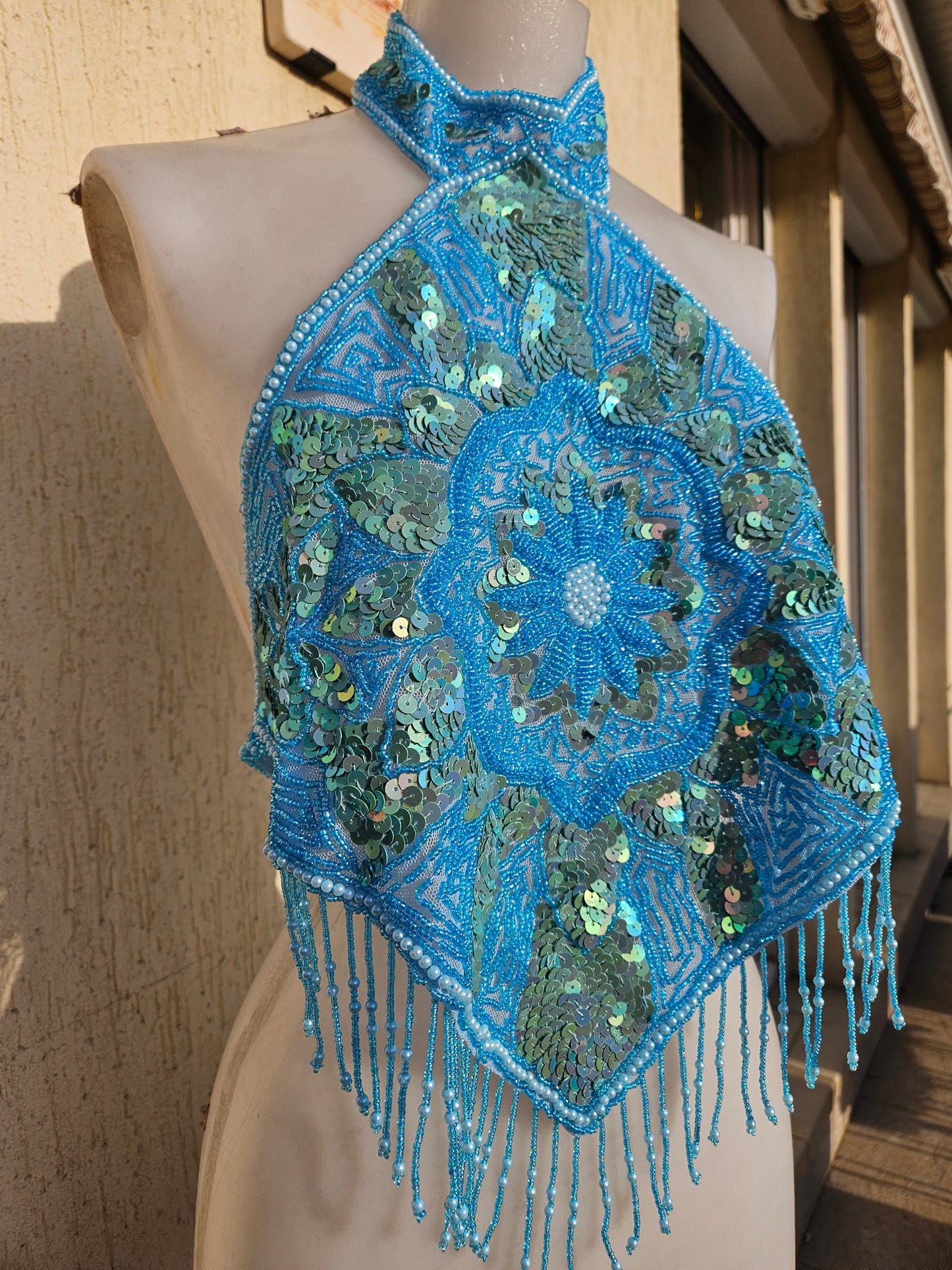 Espalda abierta bordada en azul claro