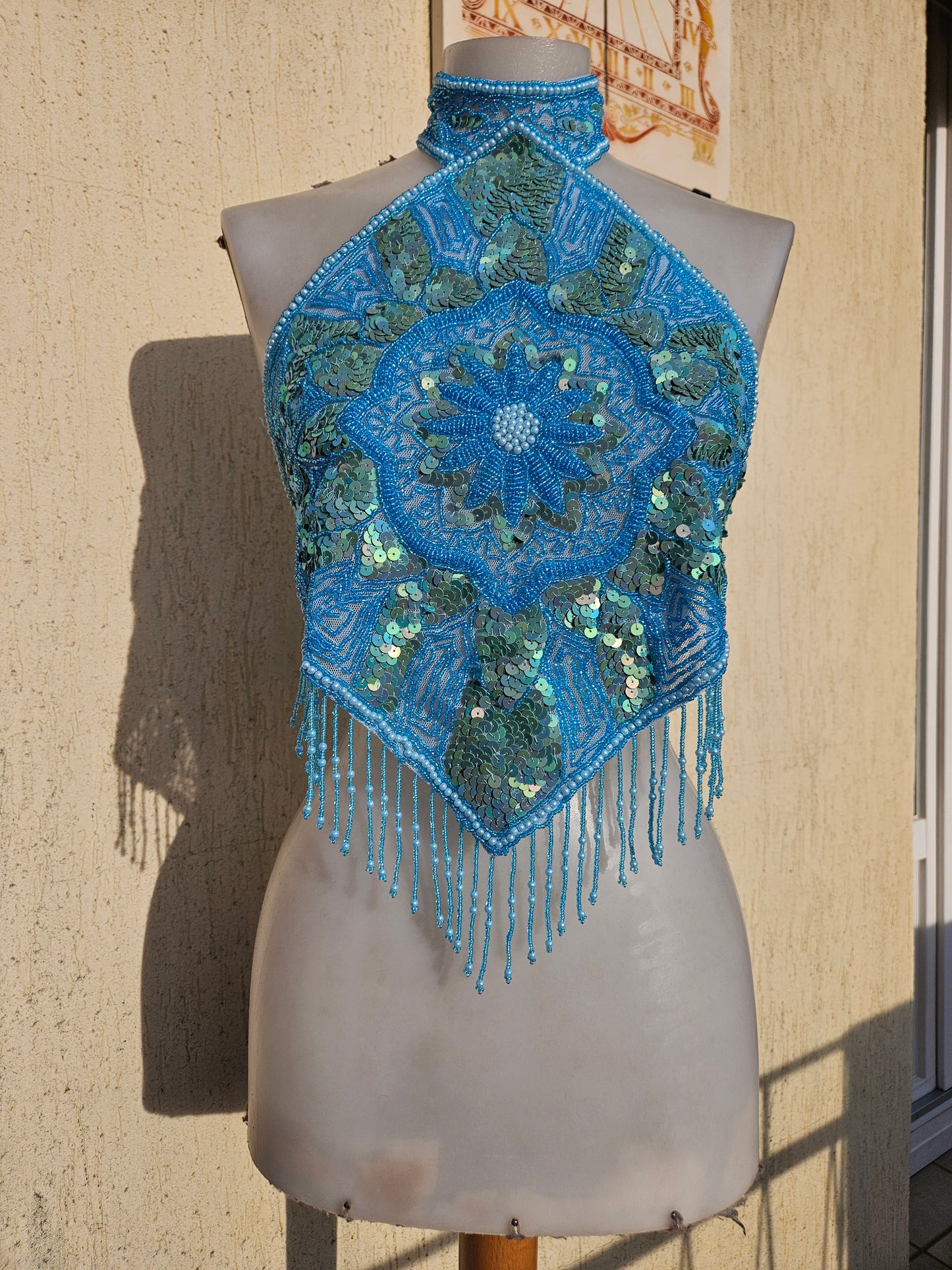 Espalda abierta bordada en azul claro