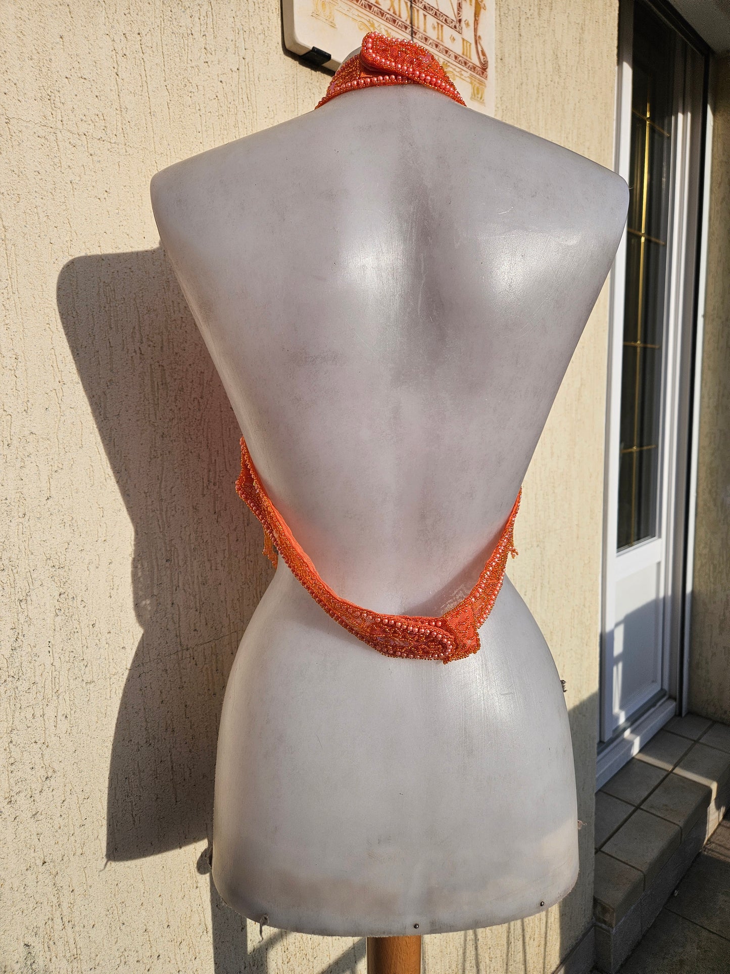 Vestido naranja sin espalda bordado con lentejuelas