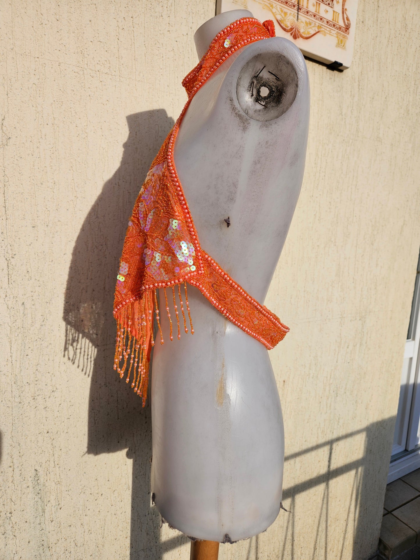 Vestido naranja sin espalda bordado con lentejuelas