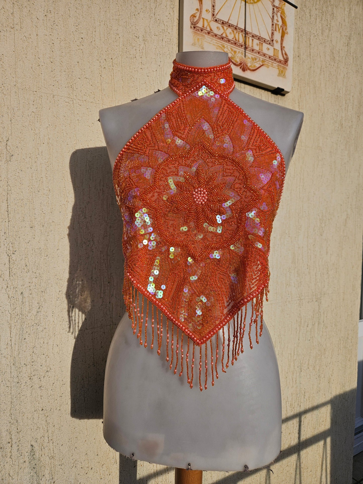 Vestido naranja sin espalda bordado con lentejuelas