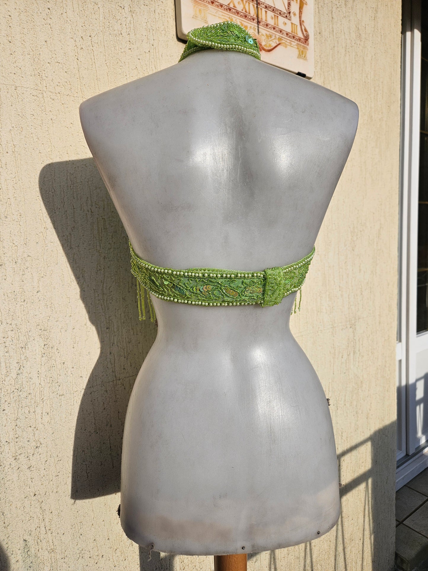Espalda abierta verde manzana bordada con lentejuelas