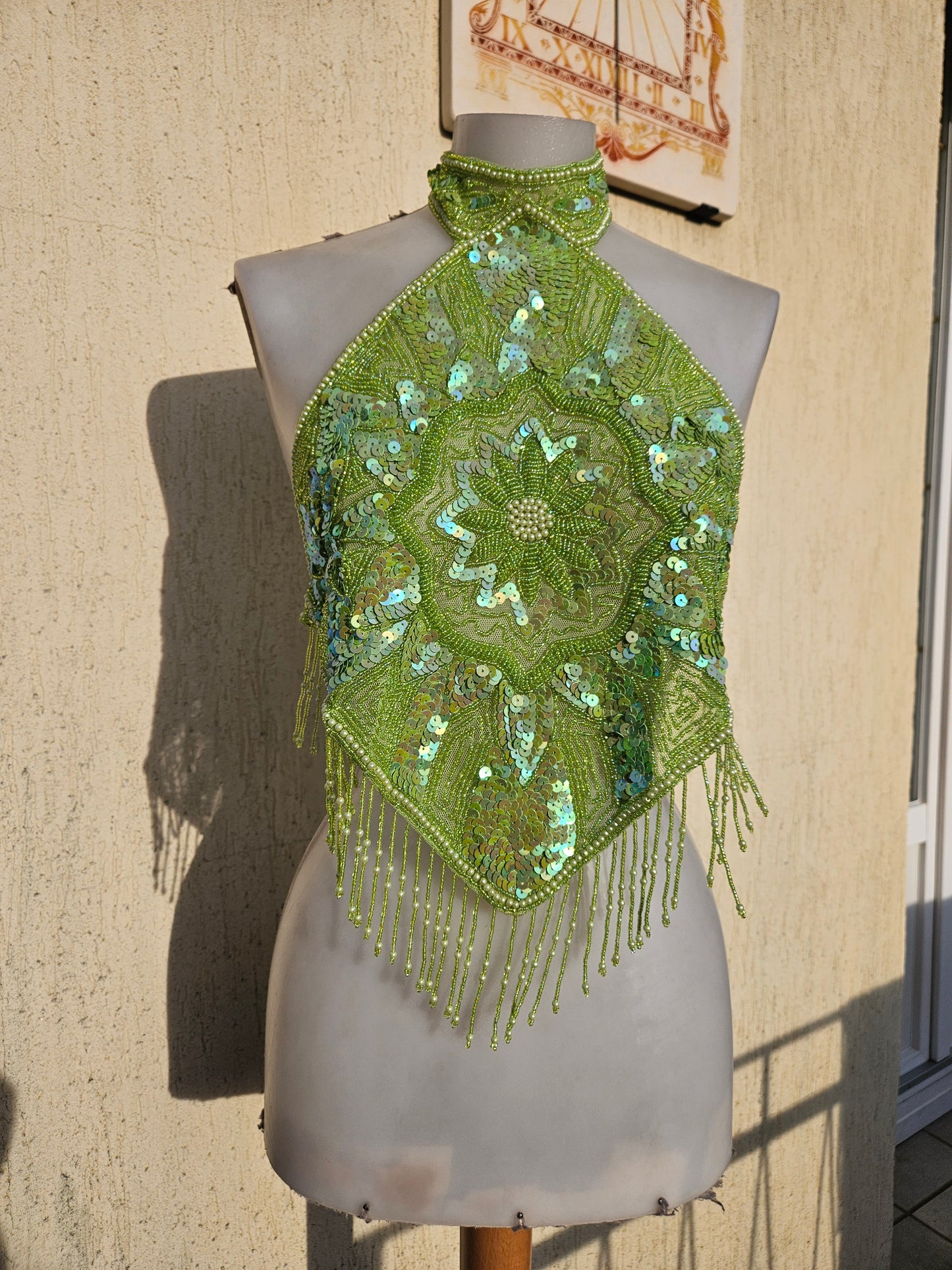 Espalda abierta verde manzana bordada con lentejuelas