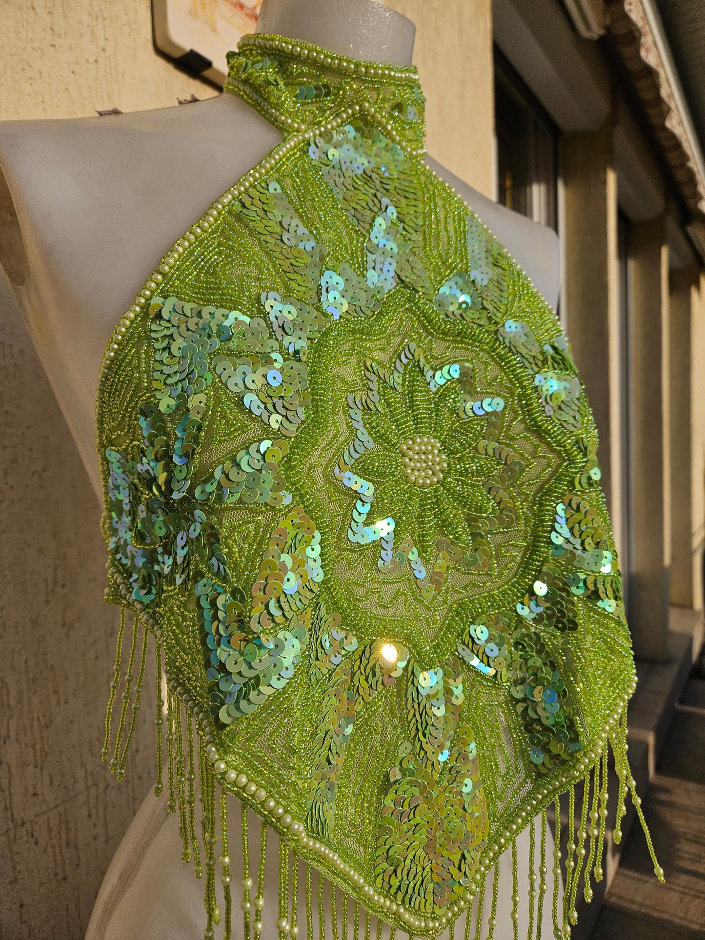 Espalda abierta verde manzana bordada con lentejuelas