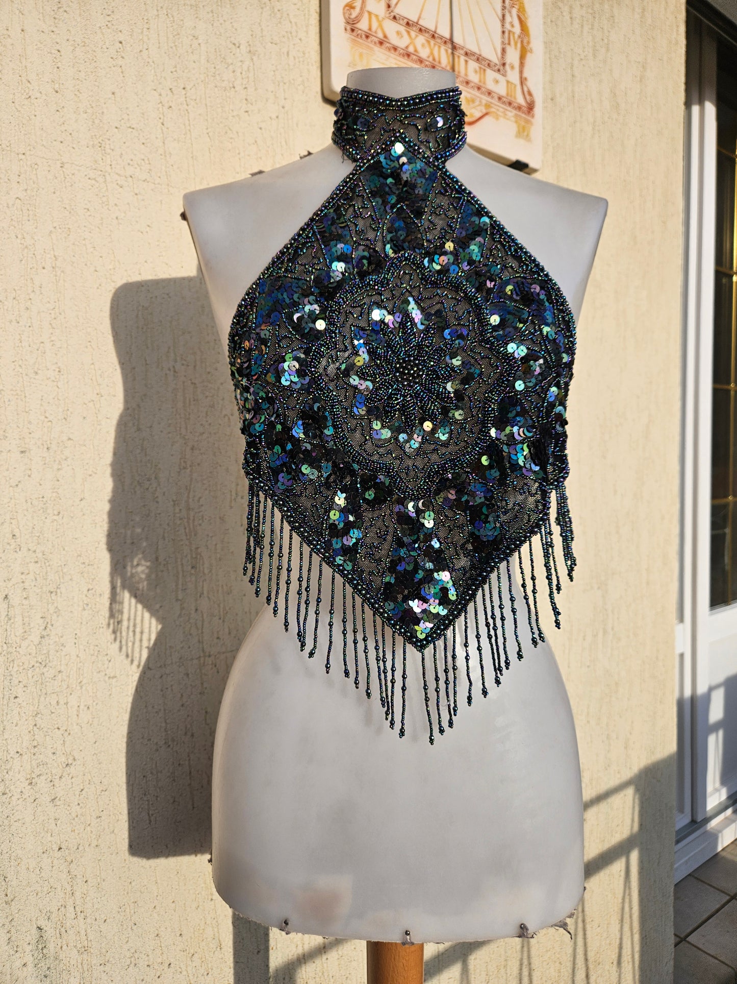 Vestido negro sin espalda con reflejos multicolores